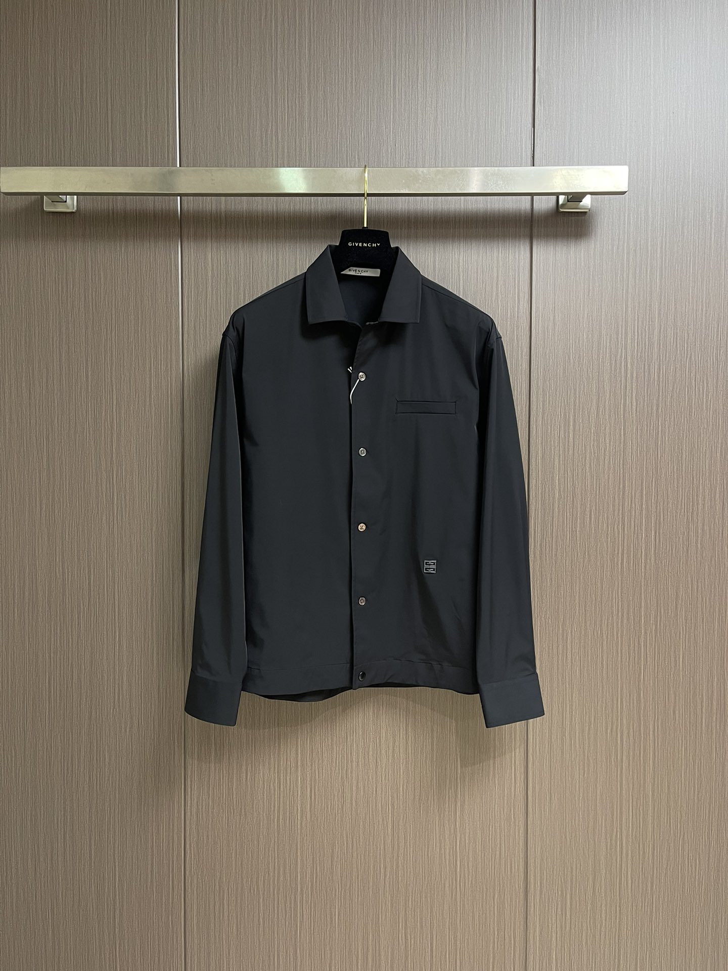 NO:538662,Givenchy new long-sleeved shirt, contrasting hardware logo on the waist and hem, simple and versatile texture, can be worn alone or on the outside, the same style as men and women. Size 38-39-40-41-42 S-XXL,,givenchy,shirts,alexander wang19860909Givenchy 新款长袖衬衫,腰部下摆撞色五金logo, 简约百搭有质感 可单穿或外搭 男女同款.尺码38-39-40-41-42 S-XXL,,givenchy,shirts,alexander wang,Men's clothing