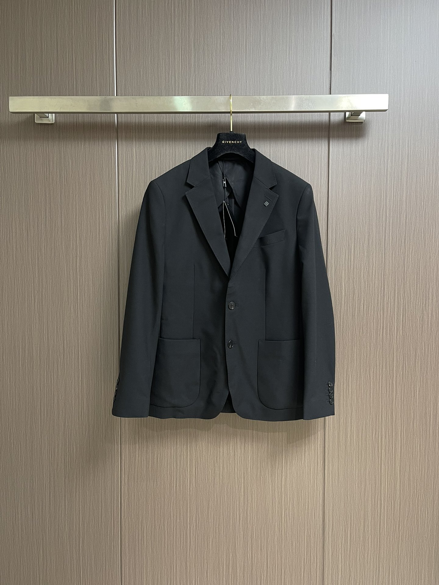 NO:538676,Givenchy hardware logo logo suit jacket, the whole body shape still follows the aesthetic tone of GIVENCHY, bringing the ascetic minimalist style to the extreme without the need for too many complex craftsmanship concepts and patterns to advertise. It only pleases the public with high-quality fabrics, excellent tailoring and exquisite craftsmanship. This is the true essence and soul. The simpler the work, the more test the designer's talent!  Size 46-54 S-XXL, given ,jackets & coats,business suit,alexander wang19860909Givenchy 五金logo标识西装外套,通体的造型依然沿袭了GIVENCHY家的美学基调,将禁欲系极简风发挥到极致,无需过多繁复的工艺概念和图案LOGO 来标榜,仅以优质的面料、绝佳的剪裁以及精湛的工艺来取悦大众,这才是真正的精髓与灵魂,越简约的作品越考验设计师的才华！尺码46-54 S-XXL,,givenchy,jackets & coats,business suit,alexander wang,Men's clothing