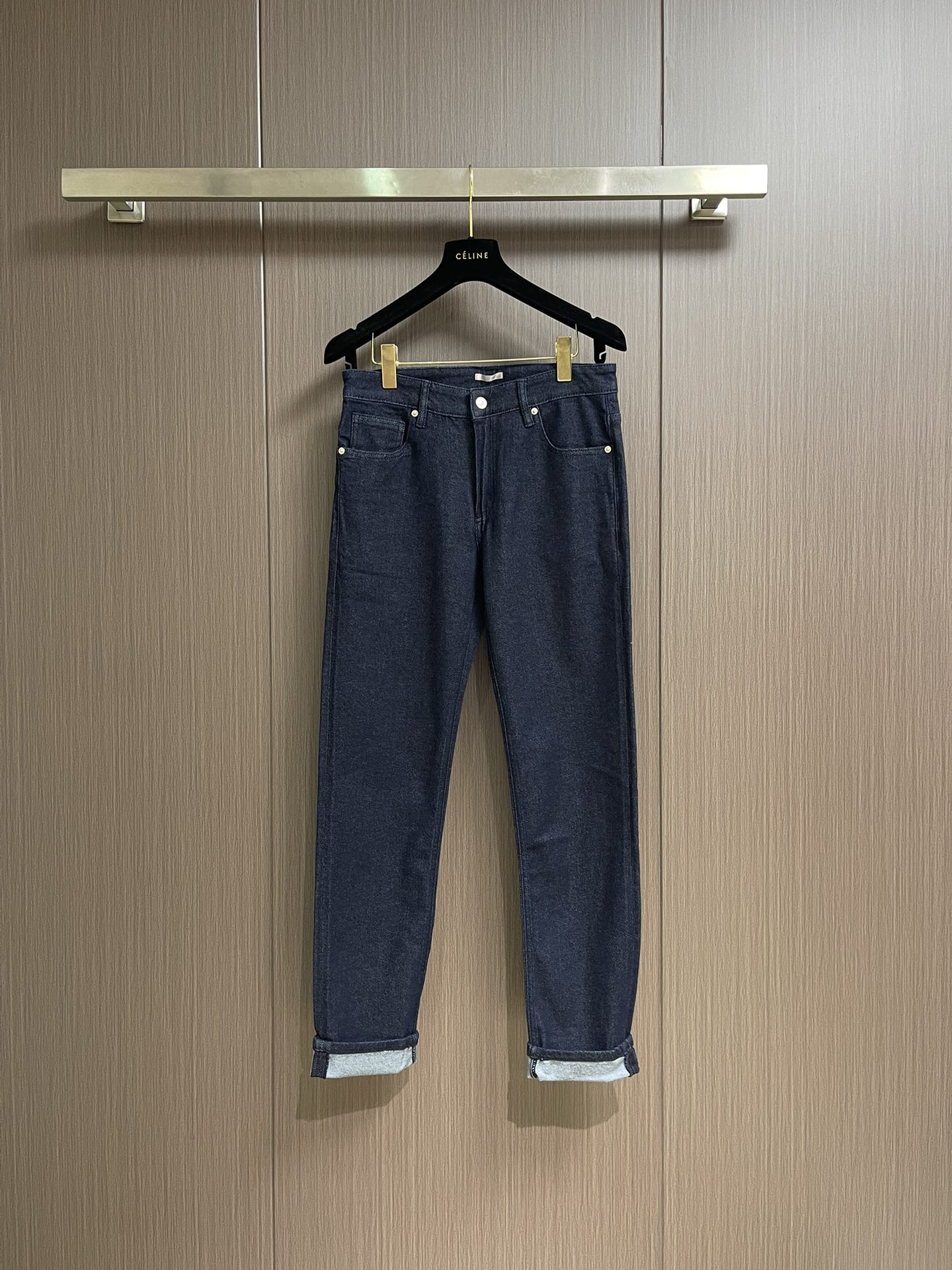 NO:538628,Dior new curly jeans imported from Turkey pure cotton denim fabric. Beautiful color, breathable, slim fit. Micro-stretch fabric. Randomly versatile. Long-term washing and no deformation. The color will become more and more natural after years. The upper body effect is excellent. The elegant and elegant tailoring, the design is constantly innovating, but always maintains noble and elegant style and taste. The charm of fashion. Small straight fit. Fashionable products. Size 29-40 No 35 37,,dior,jeans,alexander wang19860909Dior 新款卷边牛仔裤 进口土耳其纯棉牛仔牛面料 色泽靓丽,透气,修身版型 微弹力面料 随意百搭 久洗不变形 不变色 经过岁月流逝颜色会越来越自然 上身效果极佳.大方优雅的剪裁,设计不断创新却始终保持着高贵优雅的风格和品位 演绎时尚魅惑 版型小直筒 时尚佳品.尺码29-40 无35 37,,dior,jeans,alexander wang,Men's clothing