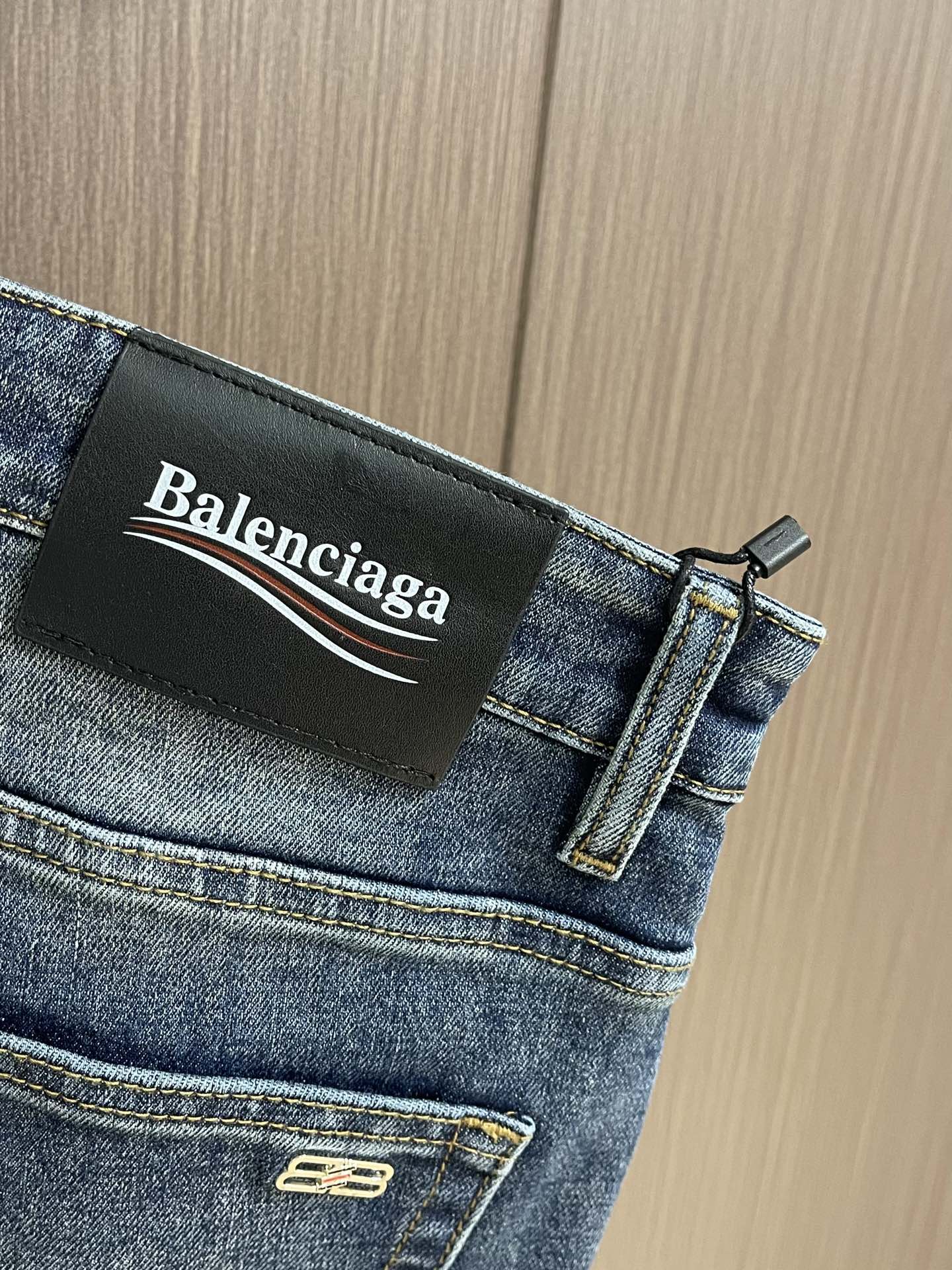 Balenciaga 2025SS早秋新品直筒牛仔裤，进口原版面料，上身舒适，字母图案装饰logo，原版