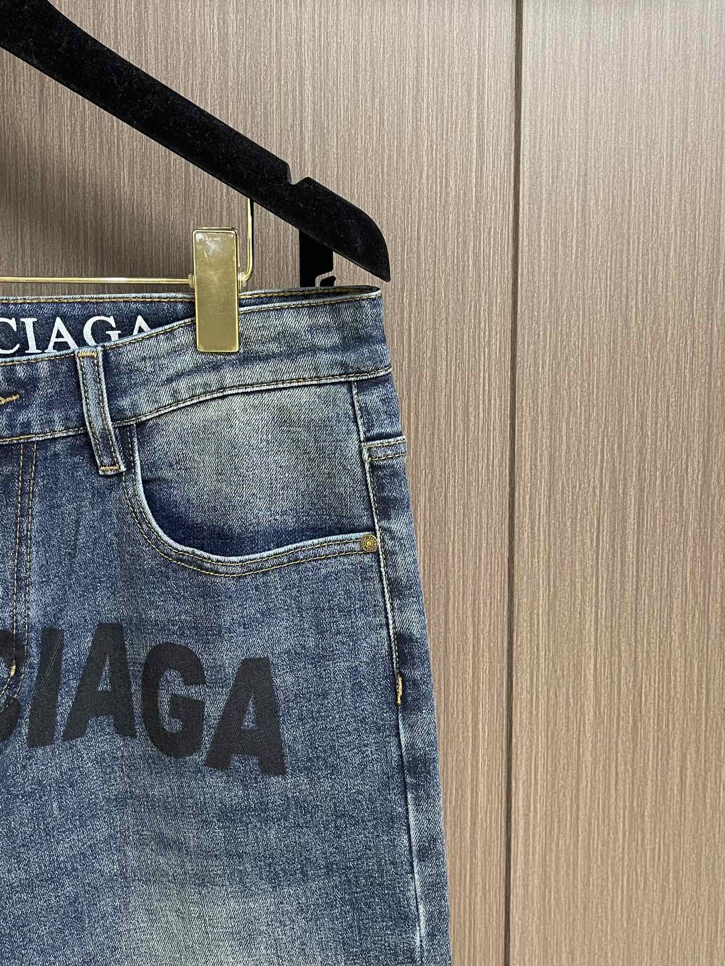 Balenciaga 2025SS早秋新品直筒牛仔裤，进口原版面料，上身舒适，字母图案装饰logo，原版