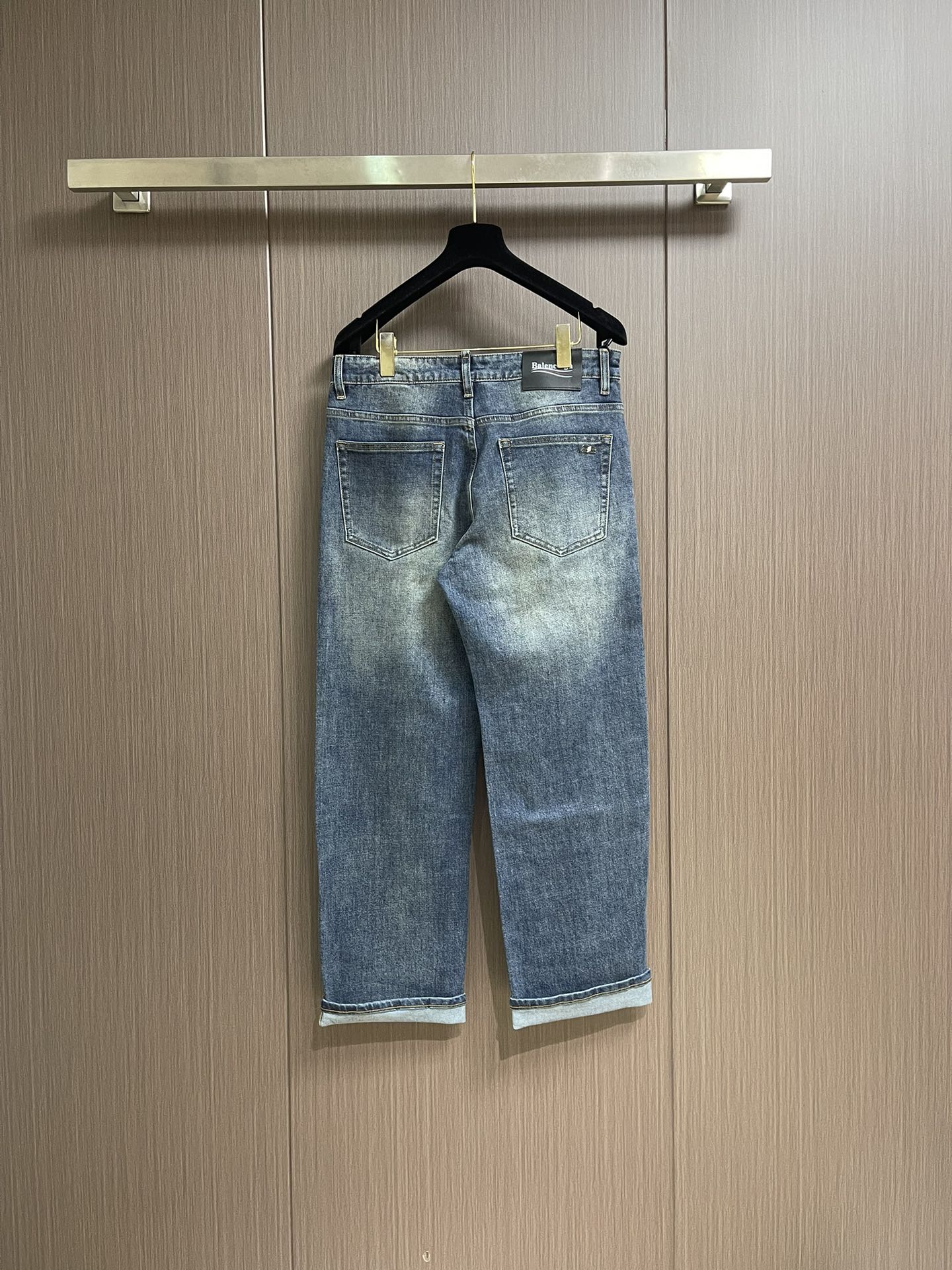 Balenciaga 2025SS早秋新品直筒牛仔裤，进口原版面料，上身舒适，字母图案装饰logo，原版