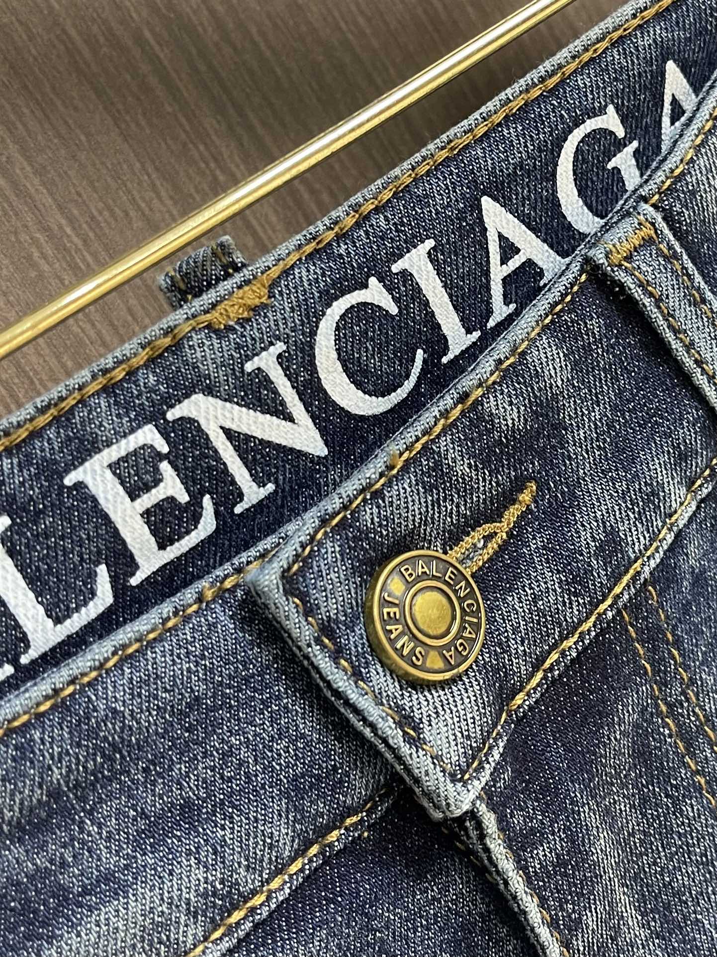 Balenciaga 2025SS早秋新品直筒牛仔裤，进口原版面料，上身舒适，字母图案装饰logo，原版