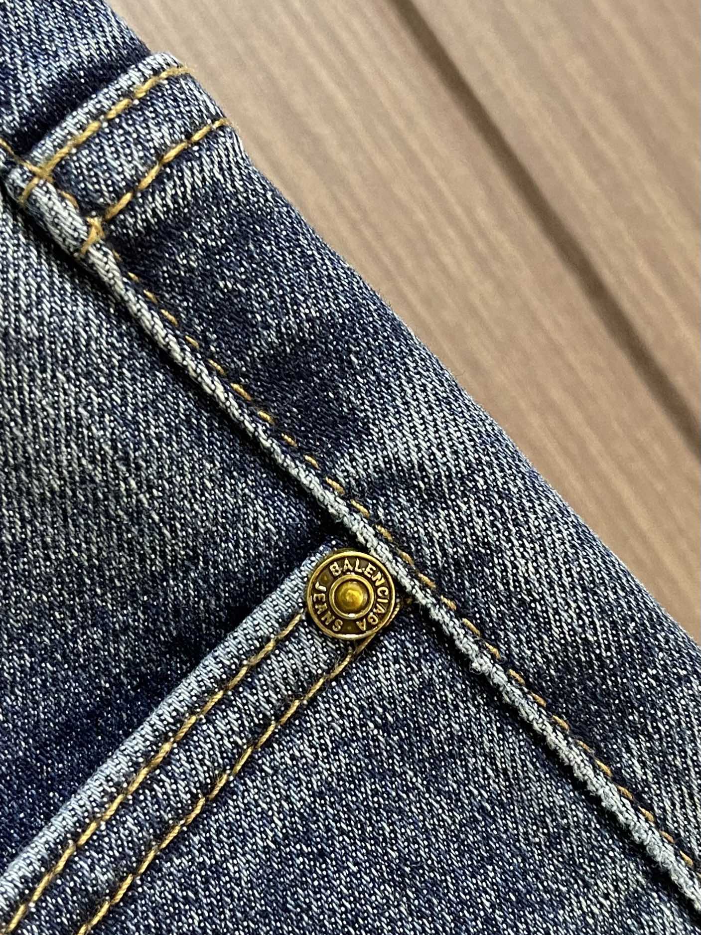 Balenciaga 2025SS早秋新品直筒牛仔裤，进口原版面料，上身舒适，字母图案装饰logo，原版