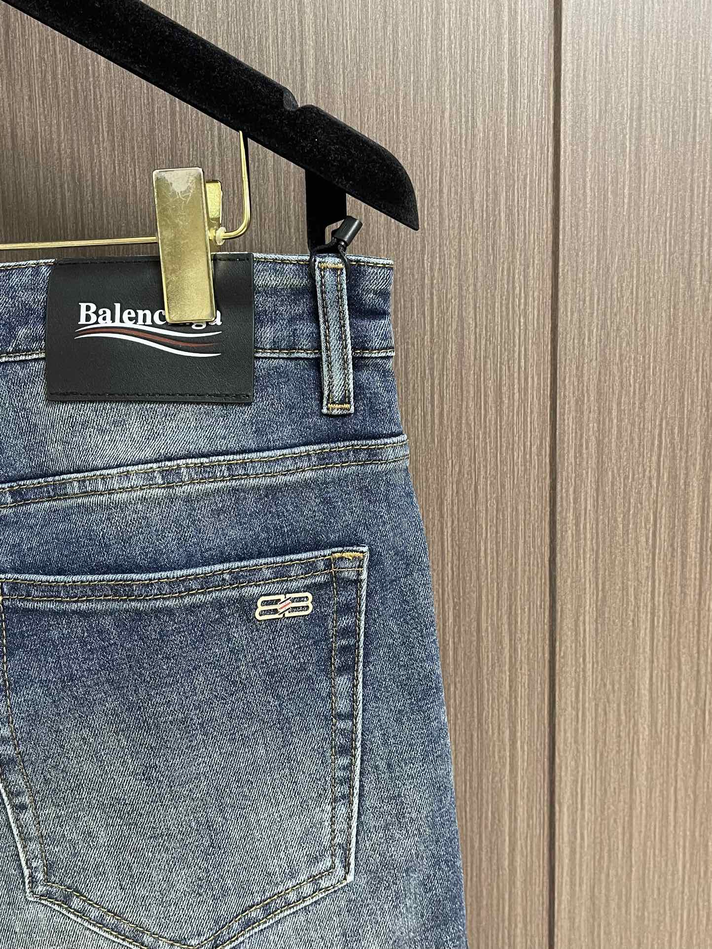 Balenciaga 2025SS早秋新品直筒牛仔裤，进口原版面料，上身舒适，字母图案装饰logo，原版