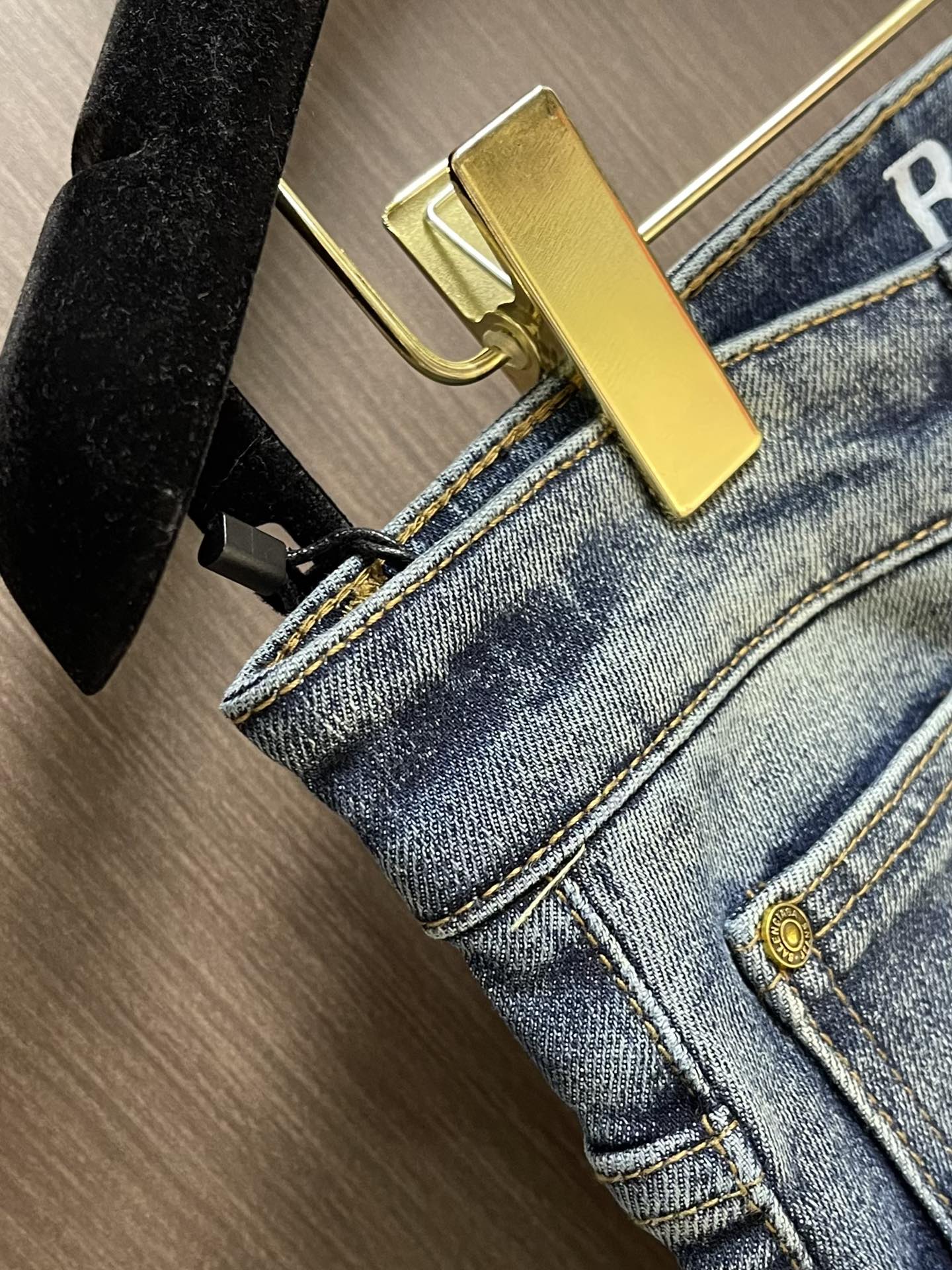 Balenciaga 2025SS早秋新品直筒牛仔裤，进口原版面料，上身舒适，字母图案装饰logo，原版