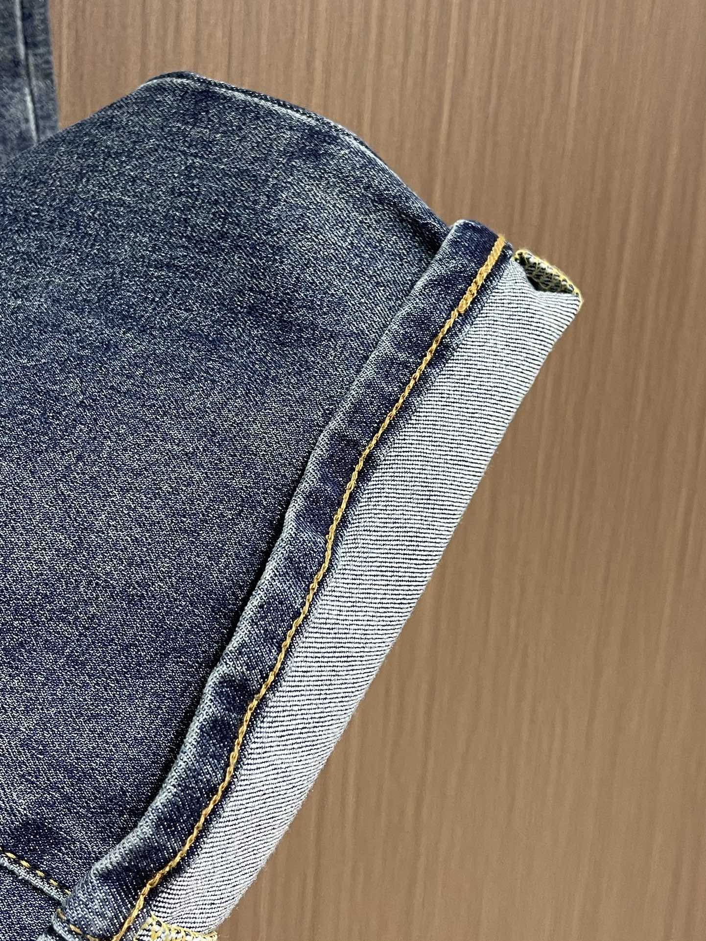 Balenciaga 2025SS早秋新品直筒牛仔裤，进口原版面料，上身舒适，字母图案装饰logo，原版