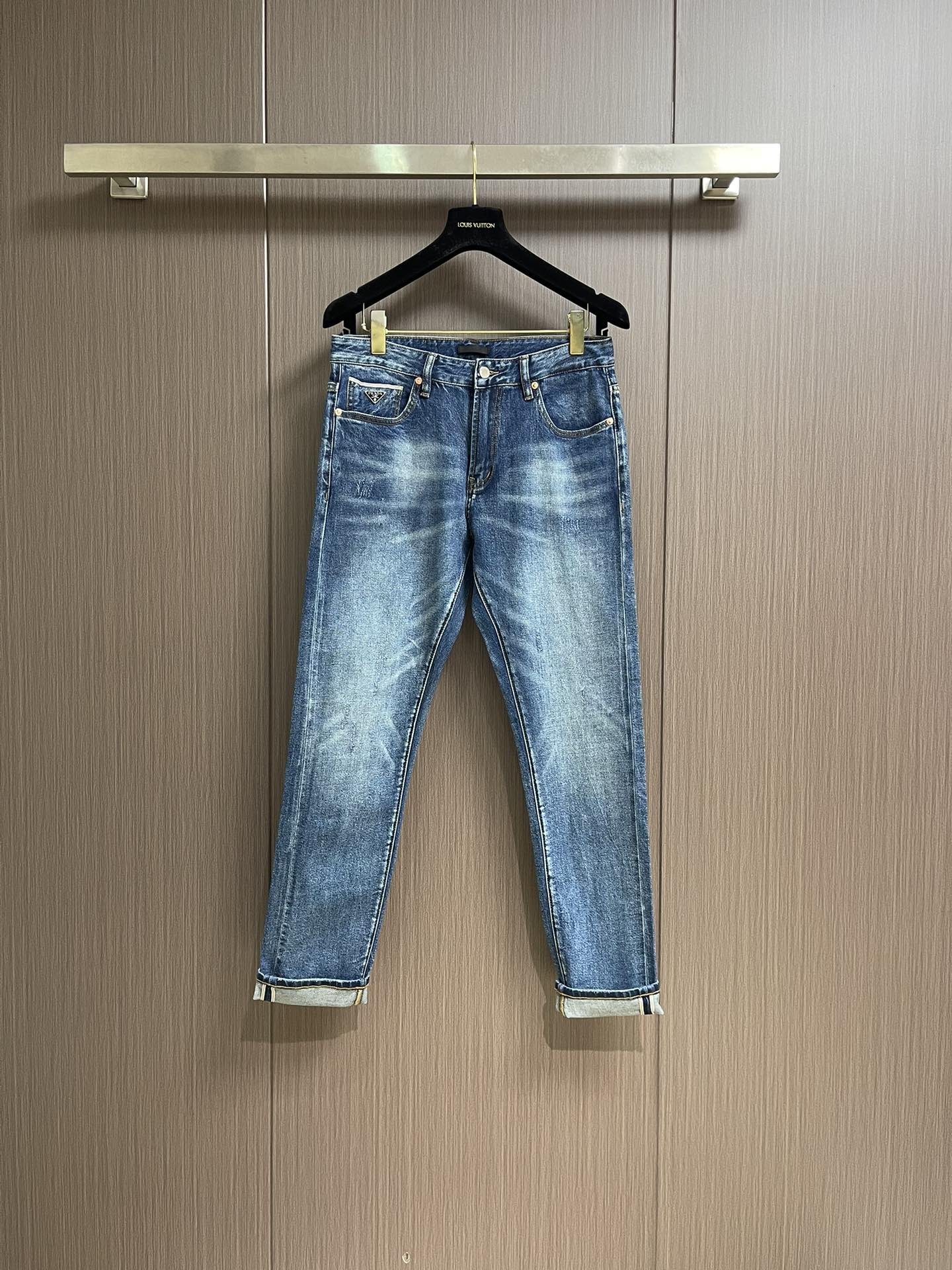 NO:538671,Prada 2025SS early autumn new brand logo jeans, original custom reproduction, customer-supplied hardware and accessories, original quality, imported denim fabric heavy-duty washing, fine workmanship and excellent upper body!  Preferred items. Size 29-40 None 35 37,,prada,jeans,alexander wang19860909Prada 2025SS早秋新款品牌标识牛仔裤 原版定制复刻 客供五金辅料 原单品质 进口牛仔面料重工洗水 做工走线精细 上身绝佳！优选单品.尺码29-40 无35 37,,prada,jeans,alexander wang,Men's clothing