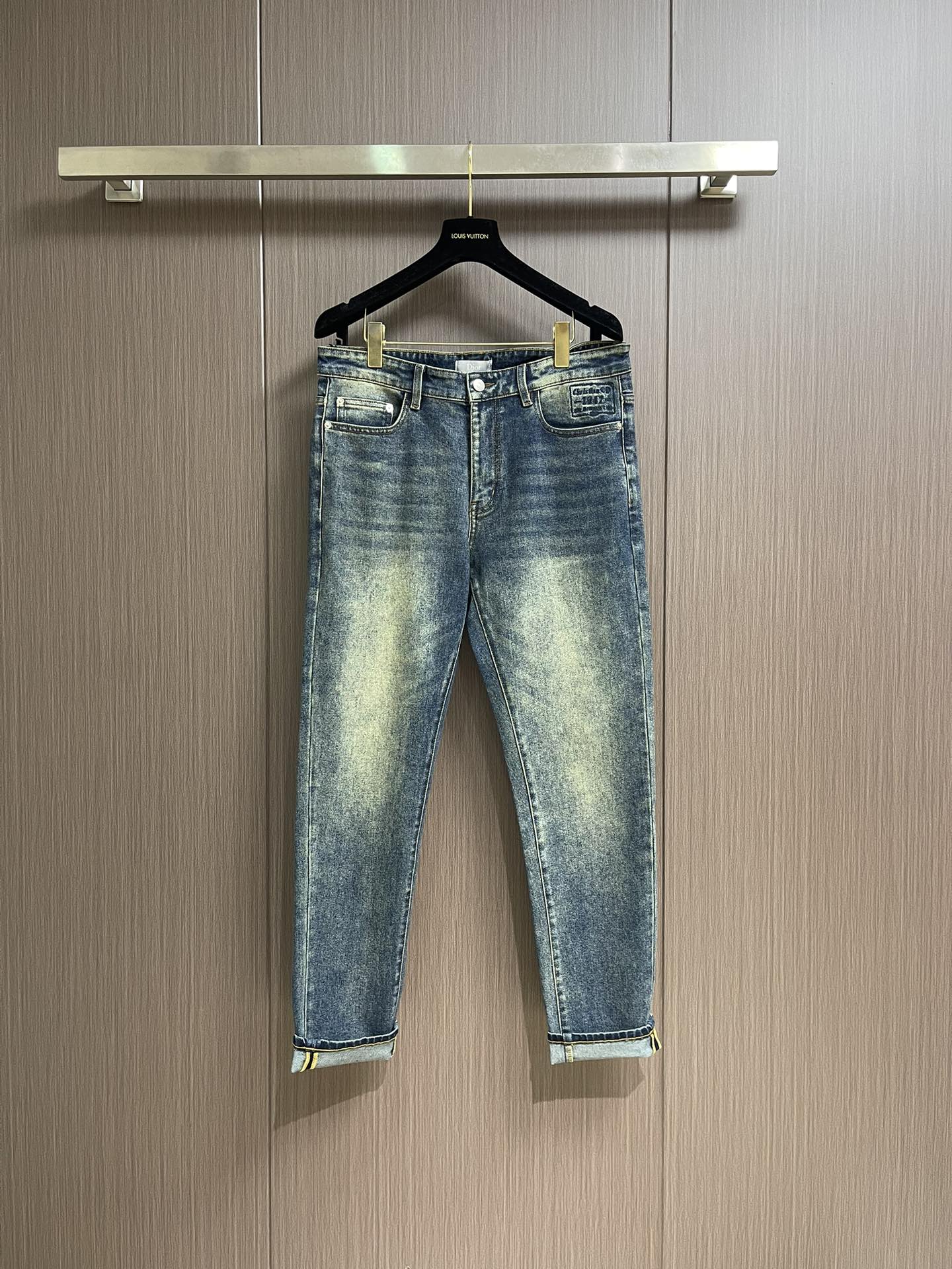 NO:538674,Dior new logo jeans imported Turkish pure cotton denim fabric. Beautiful color, breathable, slim fit. Micro-stretch fabric. Randomly versatile. Long-term washing and no deformation. The color will become more and more natural after years. The upper body effect is excellent. The elegant and elegant tailoring, the design is constantly innovating, but always maintains noble and elegant style and taste. The charm of fashion. The style is small straight and fashionable. Size 29-40 No 35 37,,dior,jeans,alexander wang19860909Dior 新款标识牛仔裤 进口土耳其纯棉牛仔牛面料 色泽靓丽,透气,修身版型 微弹力面料 随意百搭 久洗不变形 不变色 经过岁月流逝颜色会越来越自然 上身效果极佳.大方优雅的剪裁,设计不断创新却始终保持着高贵优雅的风格和品位 演绎时尚魅惑 版型小直筒 时尚佳品.尺码29-40 无35 37,,dior,jeans,alexander wang,Men's clothing