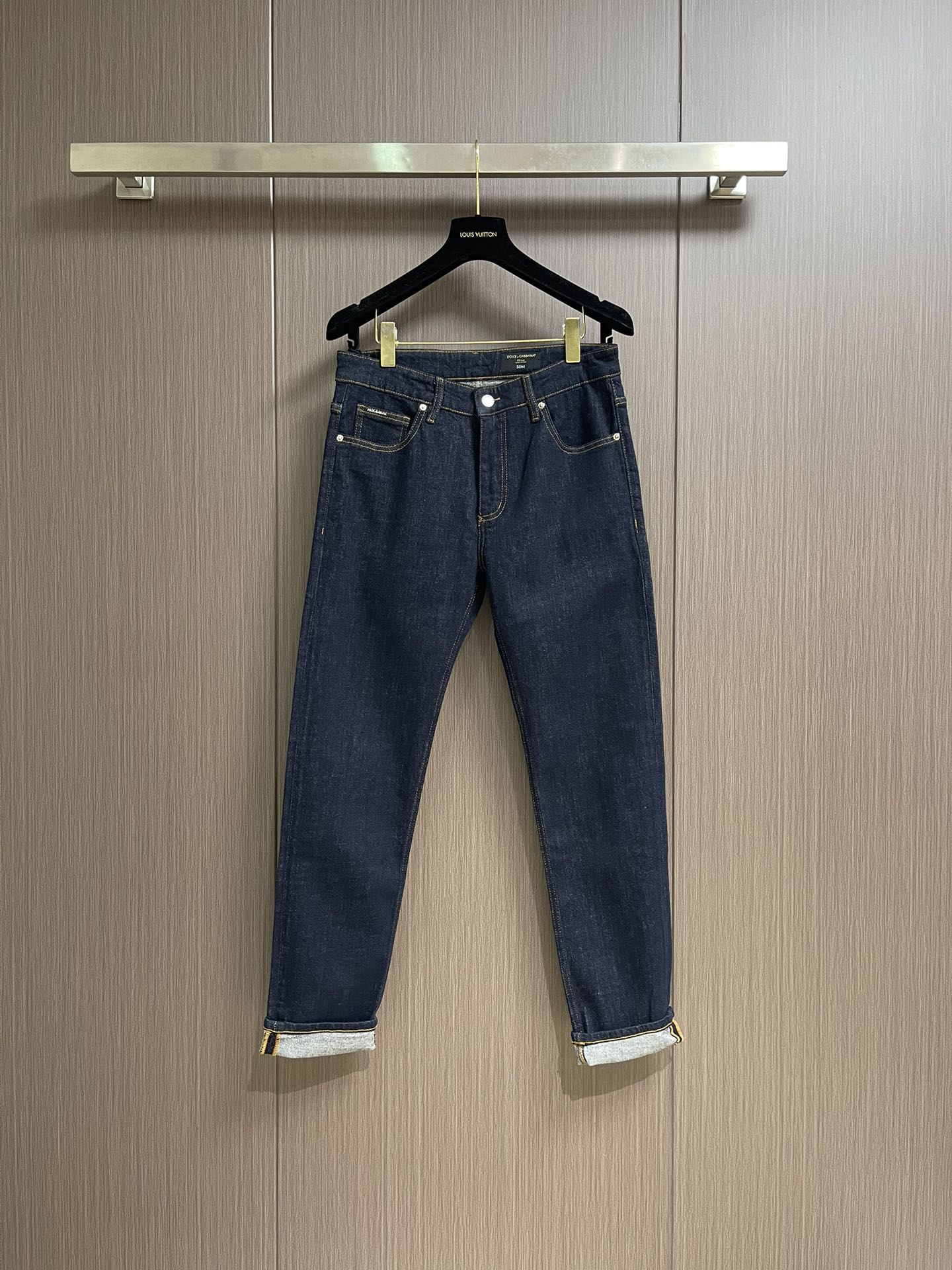 NO:538677,DG 2025SS new logo jeans are suitable for daily life and leisure. The denim fabrics selected have been washed, polished and worn through multiple processes. The excellent style makes the trousers have a good upper body comfort. This is very important for jeans. The original hardware and accessories are very design-oriented, with full details and workmanship everywhere. Size 29-40 No 35 37,,jeans,alexander wang19860909DG 2025SS新款标识牛仔长裤,生活休闲日常皆宜.选用的牛仔布料全部经过多道工序洗水、打磨、做旧处理 极好的版型使的裤装有很好的上身舒适度,牛仔裤这点非常非常重要.客供原版五金辅料,极具设计感, 十足的细节、做工之处处到位 .尺码29-40 无35 37,,jeans,alexander wang,Men's clothing