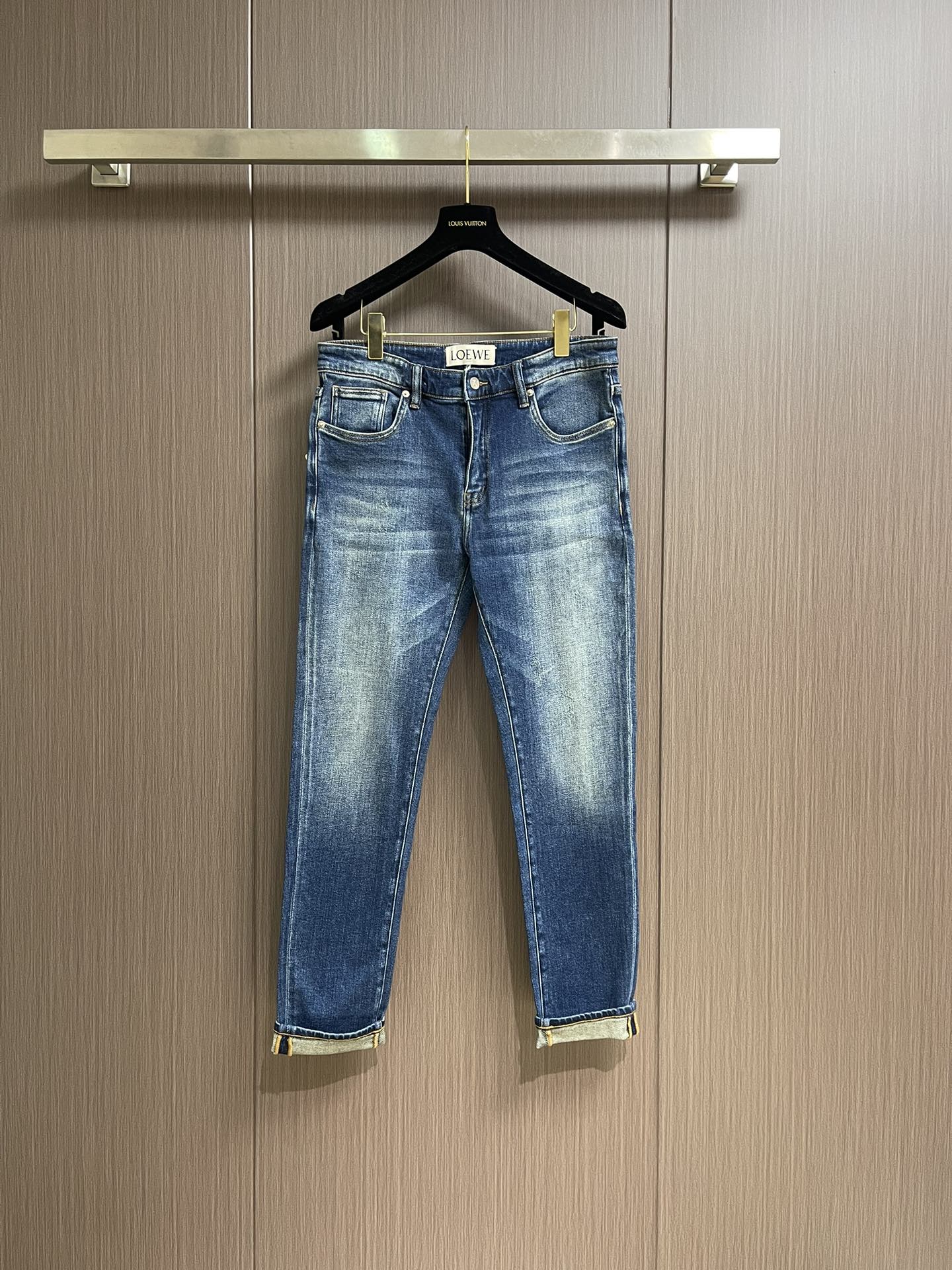 NO:538680,LOEWE Embroidered straight trousers, the fabric is 12 o'clock 7*7 twill denim, the gram weight is about 420 grams after washing the laundry, the texture is thick, crisp, wear-resistant and retro flavor; the 3D three-dimensional embroidery process is amazing, the number of double-sided embroidery needles reaches about 1 stitch, the needle method is delicate, the brand logo is three-dimensional and full, highlighting the exquisiteness and high-end sense; the sand washing gives the fabric a unique texture and soft feel, and the stir-fry color accurately controls the color, making the fading natural and layered; the old treatment is like carving for years, the retro style is rich, and each pair of jeans has a unique personality, which is a masterpiece that perfectly integrates fashion and craftsmanship. Size 29-40 No 35 37,,loewe,loewe,jeans,alexander wang19860909LOEWE 罗意威刺绣直筒长裤,面料采用12盎7*7斜纹牛仔布,成衣洗水后克重约420克,质感厚实挺括耐磨且具复古韵味；3D立体刺绣工艺令人赞叹,双边刺绣针数约达1针,针法细腻,品牌标识立体饱满,凸显精致与高级感；沙洗赋予面料独特纹理与柔软手感,炒色精准把控色彩,使褪色自然且富有层次感；做旧处理仿若岁月雕琢,复古风格浓郁,每条牛仔裤都独具个性,是时尚与工艺完美融合的佳作.尺码29-40 无35 37,,loewe,loewe,jeans,alexander wang,Men's clothing