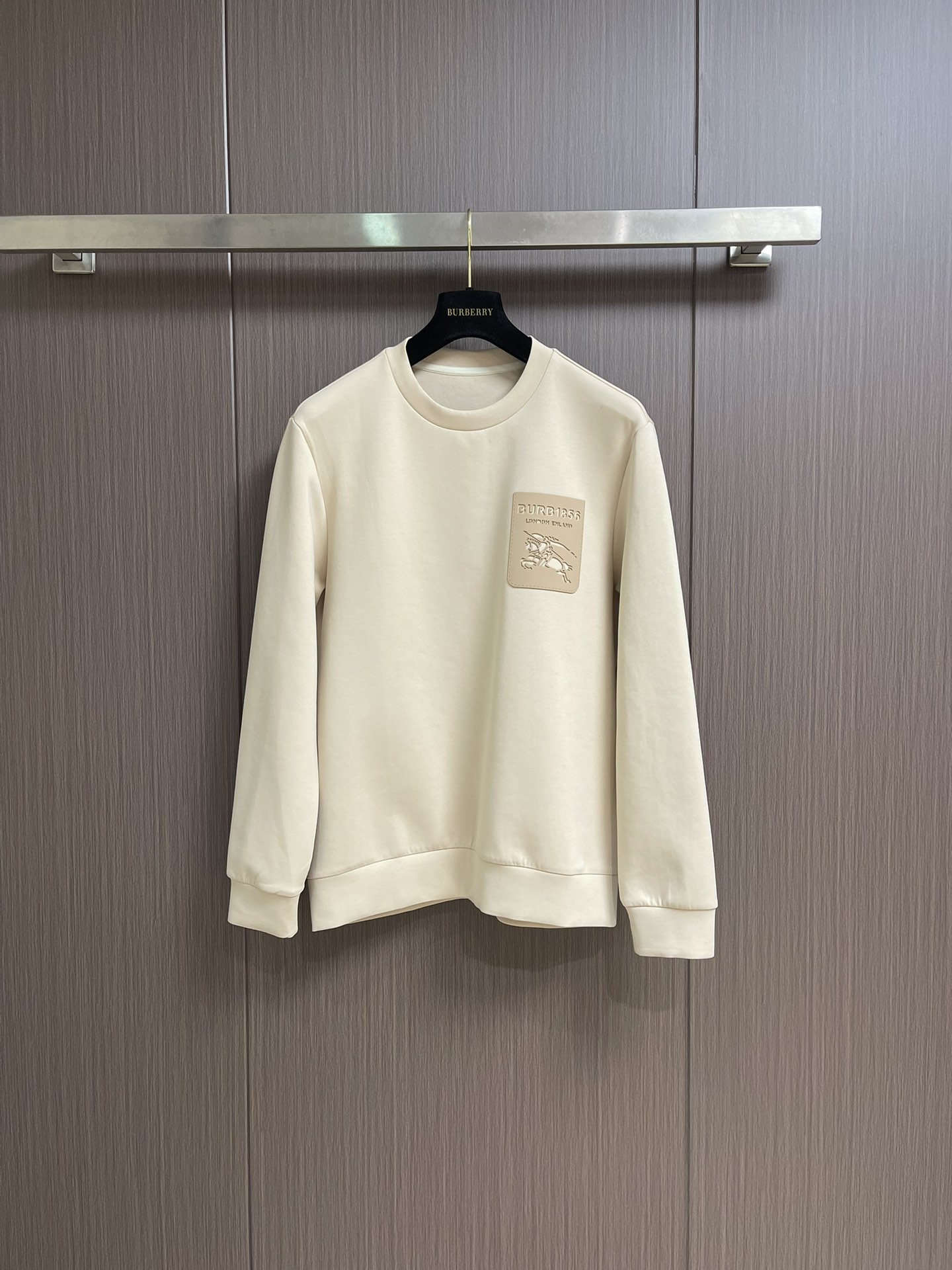 NO:539607,Burberry 2025SS new hollow war horse logo round neck sweatshirt, with a 26s double yarn and a 10s velvet yarn at the bottom. The ribbed part uses 21s double yarn, with a weight of 470g, showing its excellent texture. The fabric is a knitted fabric made of all cotton. After special processes such as brushing and wool wool, the surface forms a layer of delicate fluff, which is extremely soft to the touch. This fabric not only has outstanding breathability and moisture absorption, but also has antistatic functions, and has good elasticity to ensure the long-lasting and maintain the shape of the clothes. Size M-3XL, burberry, hoodie, sweatshirts, alexander wang19860909Burberry 2025SS新款镂空战马标识圆领卫衣,面料精选26s双纱与底10s绒纱面料,罗纹部分则采用21s双纱,重量达到470g,展现其卓越的质感,其面料为全棉制成的针织面料,经过拉绒、起毛等特殊工艺处理,表面形成一层细腻的绒毛,触感柔软至极,此面料不仅透气性和吸湿性出众,还具备抗静电功能,同时拥有良好的弹性,确保衣物形状持久保持.尺码M-3XL,,burberry,hoodie,sweatshirts,alexander wang,Men's clothing