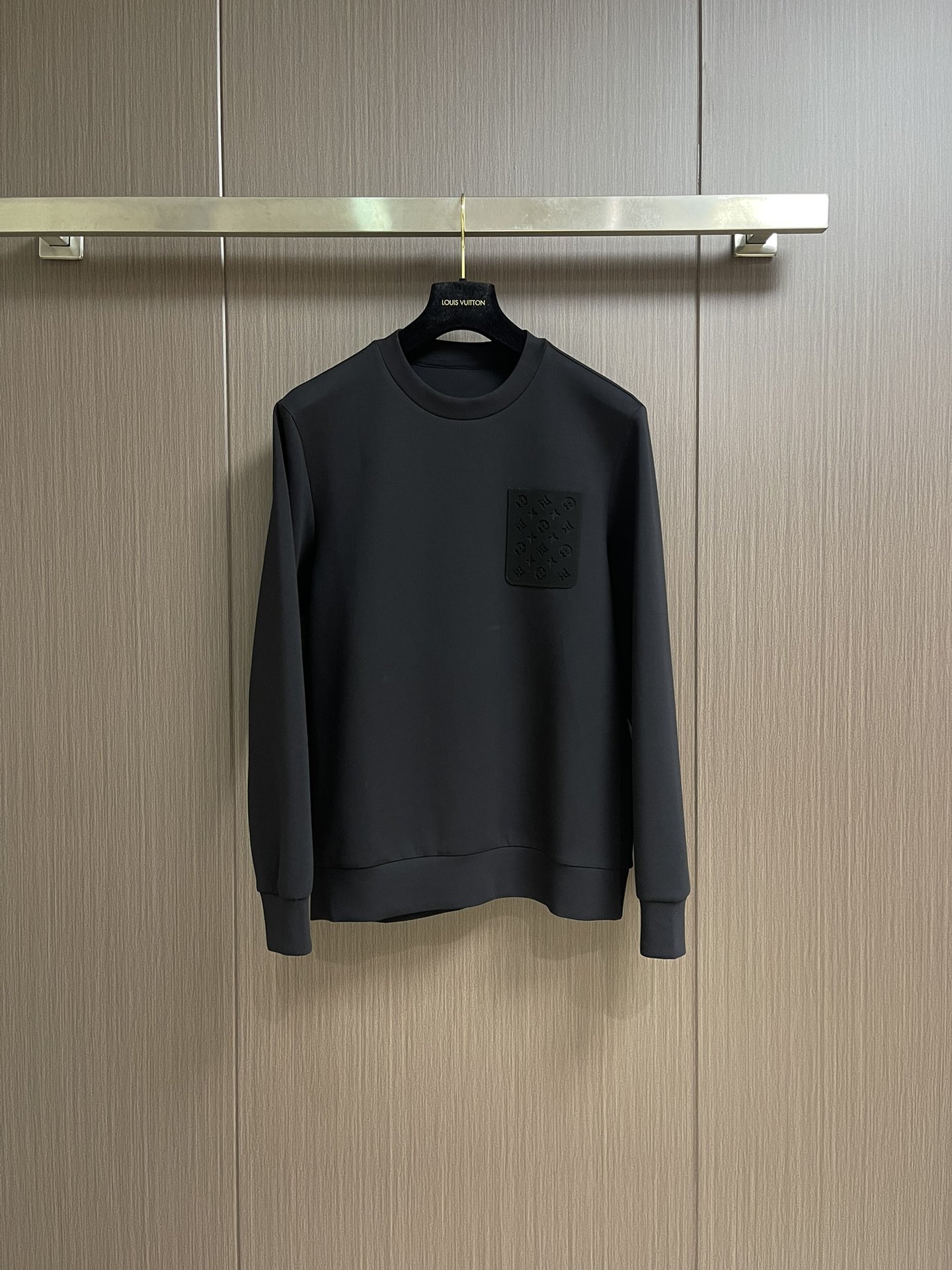 NO:539609,LV chest pocket hollow five-color logo round neck sweatshirt ~ a versatile item for the same style as men and women. It easily shows the luxury connotation. The upper body makes the skin look delicate and white. Customer-supplied knitted cotton fabric, the dense needle-chip texture brings a sense of thickness and quantity!  The inner terry cotton material is made of close-fitting, soft and skin-friendly, and very breathable. The body is hard and straight. Size M-3XL, louis vuitton, hoodie, sweatshirts, alexander wang19860909LV 胸前口袋镂空五花标识圆领卫衣～男女同款的百搭单品.轻松展现出奢华内涵.上身衬得肤感细腻白净.客供针织棉面料,密实针凿质感带来厚感与量感！内里绵密毛圈棉材质,贴身柔软亲肤,十分透气.着身版型硬挺.尺码M-3XL,,louis vuitton,hoodie,sweatshirts,alexander wang,Men's clothing