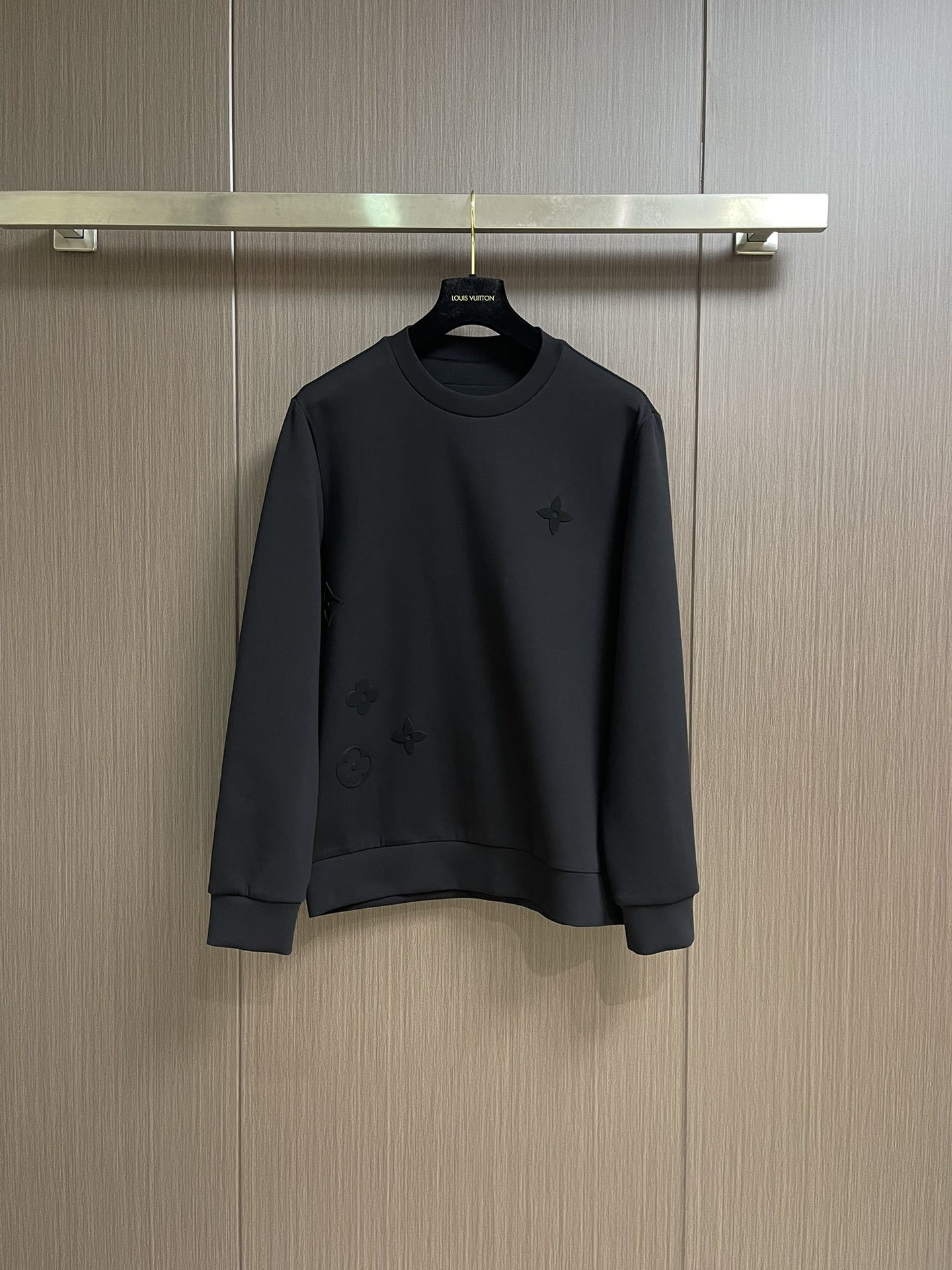 NO:539611,LV three-dimensional logo logo with round neck long-sleeved sweatshirt, and logo logo design on the chest!  Different from the past, it declares the design concept that has been passed down for many years in the brand!  Its eye-catchingness is no less than any classic style, perfectly presenting the fashionable, high-end and luxurious feeling in front of the world!  Made of imported cotton material, selected high-quality pure cotton fabrics, soft and soft to the touch, skin-friendly and delicate. Size M-3XL, louis vuitton, hoodie, sweatshirts, alexander wang19860909LV 立体logo标识圆领长袖卫衣,胸前标识logo图案设计！区别于以往的不同,宣示品牌传承多年的设计理念！其吸睛度完全不亚于任何经典款式,将时髦高级感与奢华感完美呈现在世人眼前！客供进口全棉材质制成,精选优质纯棉面料,触感软糯亲肤细腻.尺码M-3XL,,louis vuitton,hoodie,sweatshirts,alexander wang,Men's clothing