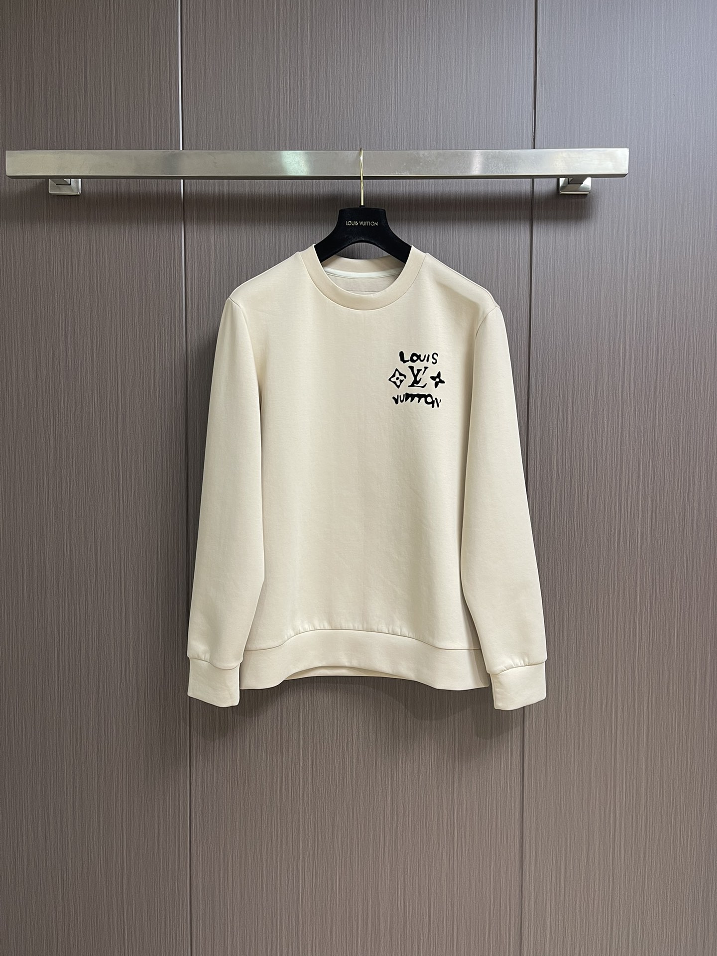 NO:539613,LV 2025FW early autumn graffiti logo logo round neck sweatshirt, logo logo has exquisite upgrades, 420g double-strand large terry fabric with same tank dyeing fabric feels very comfortable, fashionable and unique, super versatile and beautiful sweatshirts, very suitable for both men and women, the tag collar mark is complete with three marks. Size M-3XL,,louis vuitton,hoodie,sweatshirts,alexander wang19860909LV 2025FW早秋涂鸦logo标识圆领卫衣,logo 标识精致升级,420克双股大毛圈面料同缸染面料手感非常舒服,时尚又个性超级百搭好看的一款卫衣,男女都非常合适人手必备款,吊牌领标水洗麦三标齐全.尺码M-3XL,,louis vuitton,hoodie,sweatshirts,alexander wang,Men's clothing