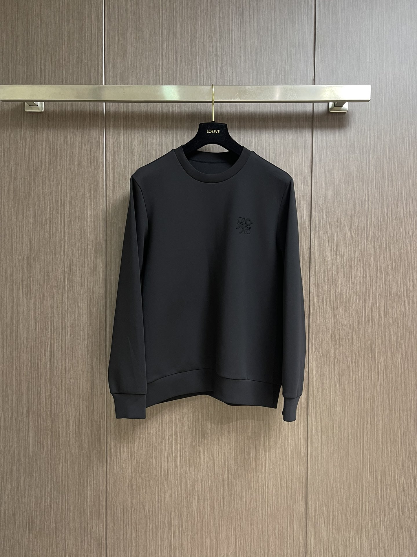 NO:539615,loewe 2025ss Ang Pao joint autumn and winter new round-neck sweatshirt.  Os style is not picky.  Combination of double-layer process.  Excellent color and three-dimensionality!  Customized 380g sweatshirt cotton fabric, excellent comfort, and handsome upper body. Size M-3XL, loewe, hoodie, sweatshirts, alexander wang19860909loewe 2025ss昂跑联名秋冬新款圆领卫衣．os版型不挑人．双层工艺结合．色彩及立体感表现出色！订制380g卫衣棉面料,舒适度极佳,上身帅气十足 尺码M-3XL,,loewe,hoodie,sweatshirts,alexander wang,Men's clothing