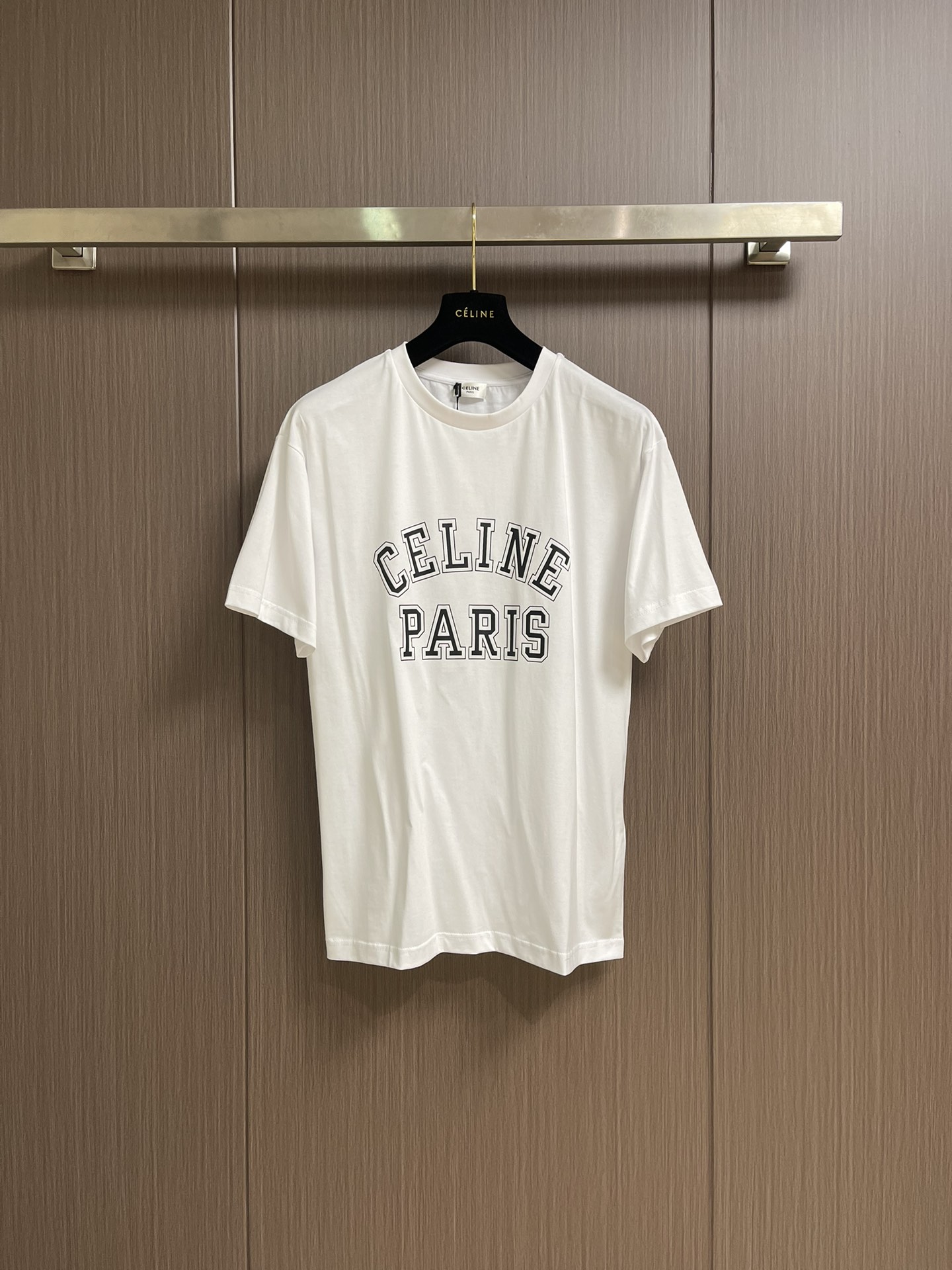 NO:538686,Celine stroke letter printed round neck short-sleeved T-shirt, pure cotton fabric, contrast letter printing, loose fit, round neck short-sleeved sleeves, ribbed collar, full set of auxiliary materials, specific mercerated long velvet cotton fabric, 50S double-strand mercerated cotton, gram weight of 165g; matched with 32S  1x1 tie-up thread, 300g. The thinner the yarn, the higher the number of branches, the fabric made is usually softer, smoother and finer. Two yarns are used and twisted together. This can increase the strength and durability of the fabric and feel more full. The cotton fiber is treated with a concentrated caustic soda solution, making the fiber surface smoother and increase the gloss and softness of the fabric. The gouache slurry printing process incorporates penetration technology. The high-quality environmentally friendly elastic glue not only has good printing performance and adhesion, but also ensures the clarity and color brightness of the printing pattern. Excellent elastic and environmentally friendly performance can form a long-lasting and bright printing effect on various fabrics. The advantage of this process is that the color is full  Very harmonious, can achieve bright and bright visual effects, especially suitable for covering dark fabrics; the pattern has obvious touch and unique texture; and because of the slurry sealing fiber, it is better than ordinary dye printing. Simple vertical round neck short-sleeved version, the paper pattern is developed with minimal body cutting, knitted material has certain extension performance, and the upper body will not be tightly tied. The round neck is the same color ribbed splicing neckline, and the inner sticking process of the back neck effectively prevents the neckline deformation after multiple washes, the fit shoulder line, the bottom swing and cuff special machine clasping line to close the edge. Size XS-L, celine, T-shirt, tees, t-shirt, alexander  wang19860909Celine 描边字母印花圆领短袖T恤,纯棉质面料、撞色字母印花、宽松版型、圆领短袖、衣领饰有罗纹、全套辅料配备,特定丝光长绒棉面料,采用50S双股丝光棉,克重165g；搭配32S 1x1拉架螺纹,300g.纱线越细,支数越高,制成的面料通常越柔软、光滑且精细.使用了两根纱线并捻在一起.这样做可以增面料的强度和耐用性,手感更加饱满.棉纤维经过浓烧碱溶液处理,使纤维表面变得光滑增加了面料的光泽度和柔软度.水粉浆印花工艺融入渗透技术,优质的环保弹力胶浆不仅具有良好的印刷性能和附着力,还能确保印花图案的清晰度和色彩鲜艳度.优良的弹性和环保性能,能够在各种织物上形成持久、鲜艳的印花效果.该工艺的优点在于色彩饱和度极高,能实现鲜艳明亮的视觉效果,尤其适合覆盖深色面料；图案触感明显,具备独特的质感；且因浆料密封纤维,耐水洗和耐磨性优于普通染料印花.简约垂直圆领短袖版型,对版纸样开发极简直身剪裁,针织材质具有一定延展性能,上身不会紧紧束身.圆领同色罗纹拼接领口,后领口内贴条工艺,有效防止多次穿洗后领口变形,合身肩线,底摆与袖口专机坎车明线收边.尺码XS-L,,celine,T-shirt,tees，t-shirt,alexander wang,Men's clothing