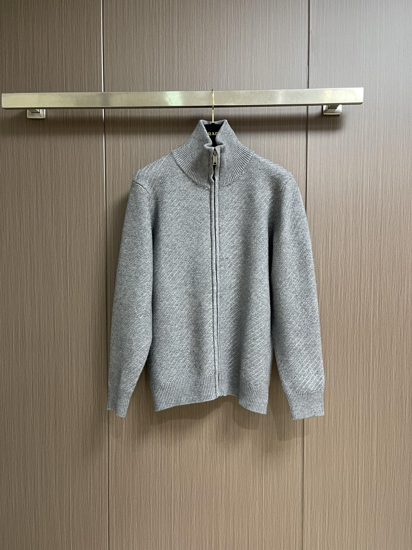 NO:538666,Brioni 2025SS lapel knitted long-sleeved sweater, a high-end, luxurious and platinum-grade classic basic knitted. The whole body design perfectly integrates Italian aesthetics, and inherits the genes of the bri family. It takes the minimalist route, both solemn and harmonious, and conforms to the modern urban aesthetics. The Italian old-fashioned workshop ready-to-wear process is fixed and dyed. It is extremely luxurious and special material, and the fabric attributes are all superior. It is treated with merceration technology. The fabric has extremely high gloss, the mesh structure is delicate and natural, and the comfort and breathability are perfect. The touch experience is self-evident, and the ultimate luxury enjoyment!  Size M-3XL, sweaters, alexander wang19860909Brioni 2025SS翻领针织长袖毛衣,高端奢华且白金级的一款经典基础款针织.通体的设计完美融合意式美学,且传承了bri家族的基因,走极简主义的路线,亦庄亦谐,符合现代都市审美,意大利老牌工坊成衣工序定织定染,极为奢华特殊的材质,面料属性皆为上乘,采用丝光工艺处理,面料光泽度极高,网眼结构细腻自然,舒适性与透气性完美兼备,触感体验不言而喻,奢华极致享受！尺码M-3XL,,sweaters,alexander wang,Men's clothing