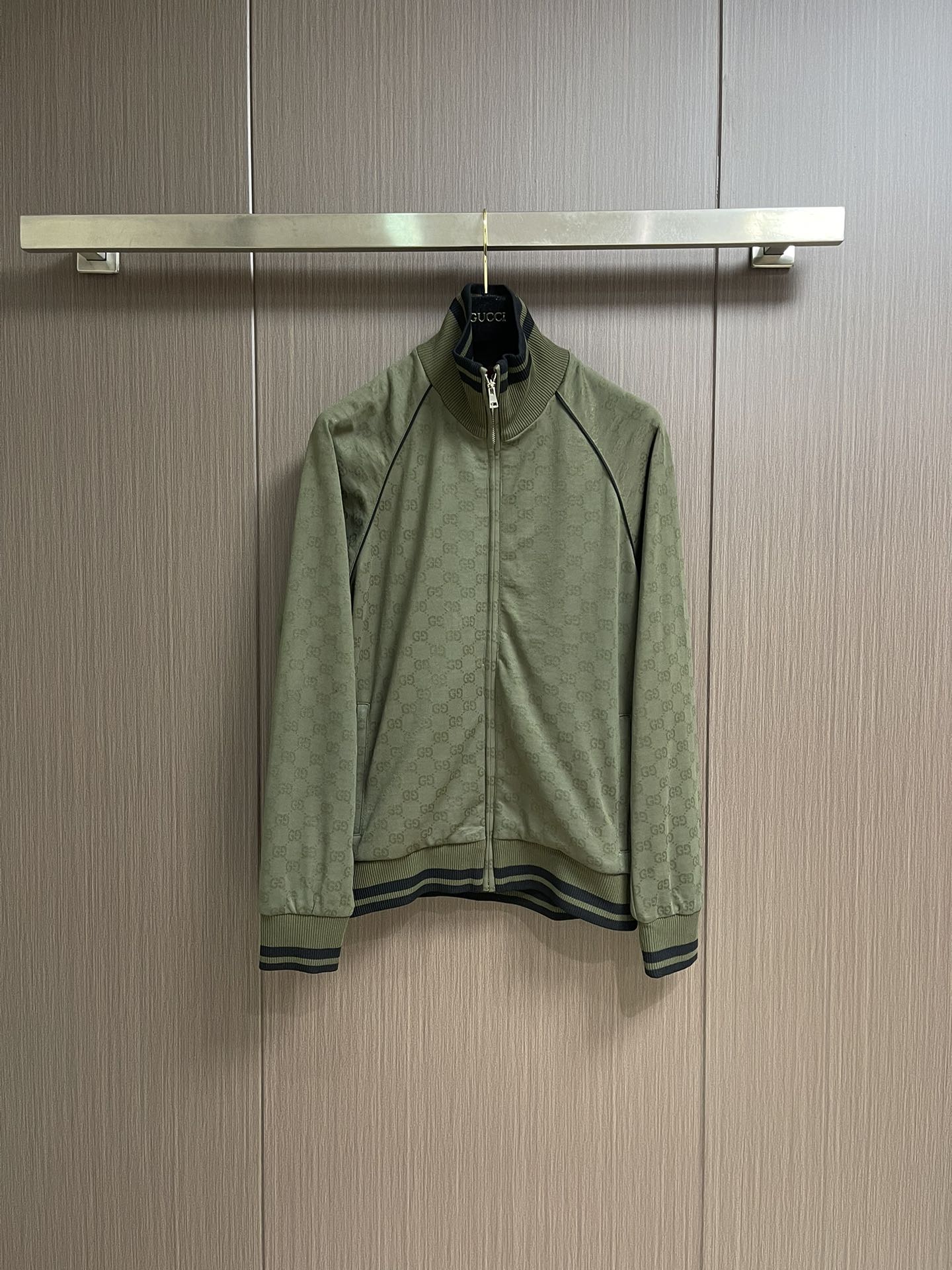 NO:539631,Tops, pants, GUCCI 2025fw early autumn new GG knitted jacquard zipper jacket jacket casual pants set, selected ready-to-wear items are made of loose silhouettes and colorful prints, perfectly interpreting the bold and uninhibited style of Bohemian. This slim fit zipper jacket is craftsmanship-made from Forest Green GG knitted jacquard fabric, embellished edging brings a unique sense of detail. Forest Green GG knitted jacquard piping design, tube-shaped stand collar, rabons long sleeves, two front pockets, ribbed piping Size S-XL,, gucci, jackets & coats, jackets & coats, alexander wang19860909上衣 裤子 GUCCI 2025fw早秋新品GG针织提花拉链夹克外套休闲裤套装,甄选成衣单品以宽松廓形融汇斑斓印花,完美诠释波西米亚大胆不羁的风情.这款修身版型拉链夹克以森林绿GG针织提花面料匠心打造,缀饰的镶边滚边带来别致的细节感.森林绿GG针织提花 滚边设计 筒形立领 插肩长袖两个前袋 罗纹滚边 尺码S-XL,,gucci,jackets & coats,jackets & coats,alexander wang,Men's clothing