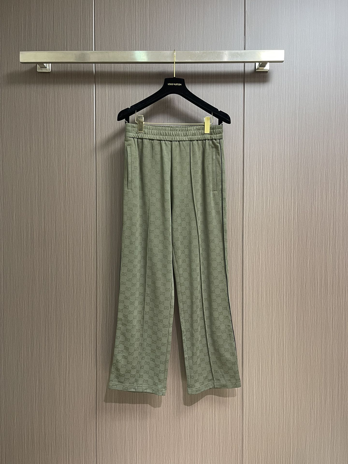 NO:539628,Tops, pants, GUCCI 2025fw early autumn new GG knitted jacquard zipper jacket jacket casual pants set, selected ready-to-wear items are made of loose silhouettes and blend colorful prints, perfectly interpreting the bold and uninhibited style of bohemian. This slim fit zipper jacket is craftsmanship-made from forest green GG knitted jacquard fabric, embellished edging brings a unique sense of detail. Forest green GG knitted jacquard piping design, tube-shaped stand collar, rabons long sleeves, two front pockets, ribbed piping. Size S-XL, gucci, jackets & coats, jackets & coats, alexander wang19860909上衣 裤子 GUCCI 2025fw早秋新品GG针织提花拉链夹克外套休闲裤套装,甄选成衣单品以宽松廓形融汇斑斓印花,完美诠释波西米亚大胆不羁的风情.这款修身版型拉链夹克以森林绿GG针织提花面料匠心打造,缀饰的镶边滚边带来别致的细节感.森林绿GG针织提花 滚边设计 筒形立领 插肩长袖两个前袋 罗纹滚边.尺码S-XL,,gucci,jackets & coats,jackets & coats,alexander wang,Men's clothing