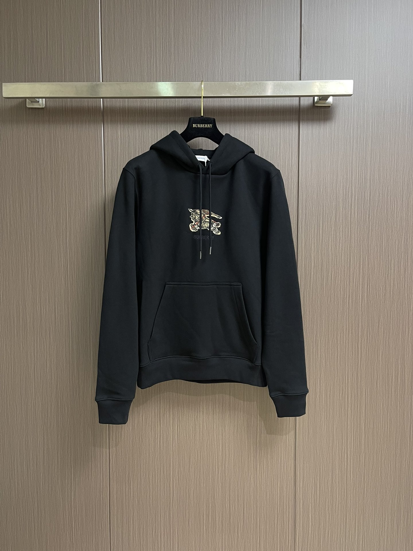 NO:538683,Burberry plaid warhorse embroidered hooded sweatshirt,  Double yarn 26S side + 10S bottom yarn, 570g; paired with 21S double yarn 2*2 threads, 470g. Fish scale bottom flip cotton fabric is selected, with special wool ring processing on the cotton material, forming a layer of fine and soft floss on the inside of the fabric. This treatment not only greatly improves the skin-friendliness and warmth of the fabric, but also maintains the delicate, flat and light texture of the appearance. The flip flop structure enhances air retention, achieving efficient warmth without being bloated. It is combined with slim tailoring to ensure that it can maintain an elegant outline while wearing it, and enjoys the cloud-like wrapping feeling, perfectly balances the demeanor and temperature. The letter embroidery on the front chest is embroidered with high-density stitches, with neat and three-dimensional edges; the equestrian knight logo is used as a symbolic emblem  The mark uses multi-color fine embroidery to restore details. The innovative point is to present the classic plaid as a pattern background in embroidery. The process not only retains the recognition of the plaid, but also gives a new texture through the three-dimensional sense of embroidery thread. The triple logo jointly builds a rich visual layer. The embroidery works are used to outline the outline and create a delicate texture effect. The hoodie is equipped with a metal rope head in the detail drawstring hood, which can flexibly adjust the hat shape; rib knitted decoration is used on the cuffs and hem, which is elastic and tight to ensure warmth and windproof and not easily deformed; the storage pocket is lining with velvet cloth to improve the feel and practicality. All details are reinforced stitching to reflect the consideration of durability. The overall line is straight and delicate, the fabric is comfortable and soft, and the color is consistent and without color difference.  It can be matched with the same style to create a fashionable look, control various occasions, customize auxiliary materials, complete three standards, the same style for men and women!  Size XS-L, Burberry, hoodie, sweatshirts, hats, alexander wang19860909Burberry 格纹战马刺绣连帽卫衣, 采用双纱26S面＋10S底纱,570g；搭配21S双纱2*2螺纹,470g.选用鱼鳞底翻面绒棉质面料,特点在将棉料进行特殊的起绒毛圈处理,使织物内侧形成一层细密柔软的绒毛.这种处理不仅极大提升了面料的亲肤度和保暖性,同时保持了外观的细腻平整和轻盈质感.翻面绒结构增强了空气滞留性,实现高效保暖却不显臃肿,配合修身剪裁,确保穿着时既能保持优雅轮廓又能享受云朵般包裹感,完美平衡风度与温度.前胸的字母刺绣采用高密度针脚绣制,边缘工整立体；马术骑士徽标作为象征徽标,以多色精绣还原细节.创新点在将经典格纹以刺绣方式呈现为图案背景,工艺处理既保留了格纹的辨识度,又通过绣线的立体感赋予全新质感.三重标识共同构建了丰富的视觉层次.刺绣作品中用于勾勒轮廓,创造细腻的纹理效果.连帽衫在细节抽绳式连帽配备金属绳头,可灵活调节帽型；罗纹针织装饰应用于袖口及下摆,弹性紧密确保保暖防风且不易变形；收纳口袋内部以绒布衬里,提升手感与实用性.所有细节均采用加固缝线处理,体现对耐用性的考量.整体走线平直细腻,面料舒适柔软,颜色一致无色差 能与同款搭配营造时尚造型,驾驭各种场合,定制辅料,三标齐全,男女同款！尺码XS-L,,burberry,hoodie,sweatshirts,hats,alexander wang,Men's clothing