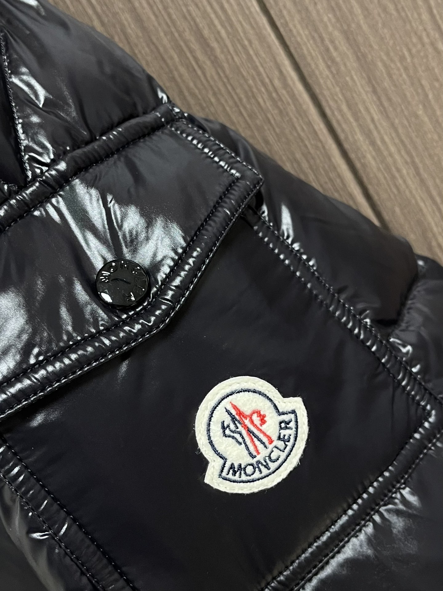 Moncler Maya 短款连帽羽绒服外套，Moncler Maya短款羽绒是Moncler经典单品，