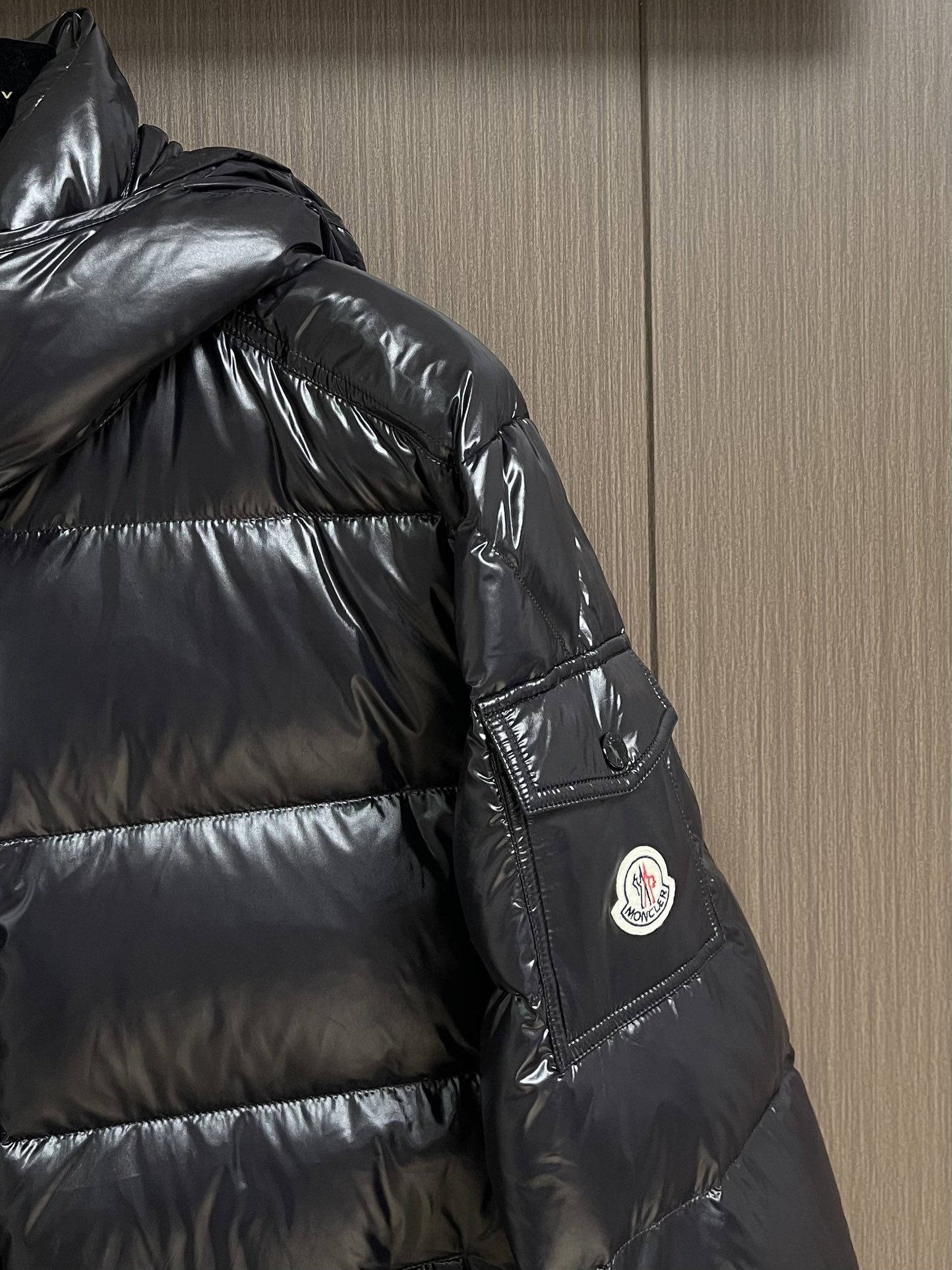 Moncler Maya 短款连帽羽绒服外套，Moncler Maya短款羽绒是Moncler经典单品，