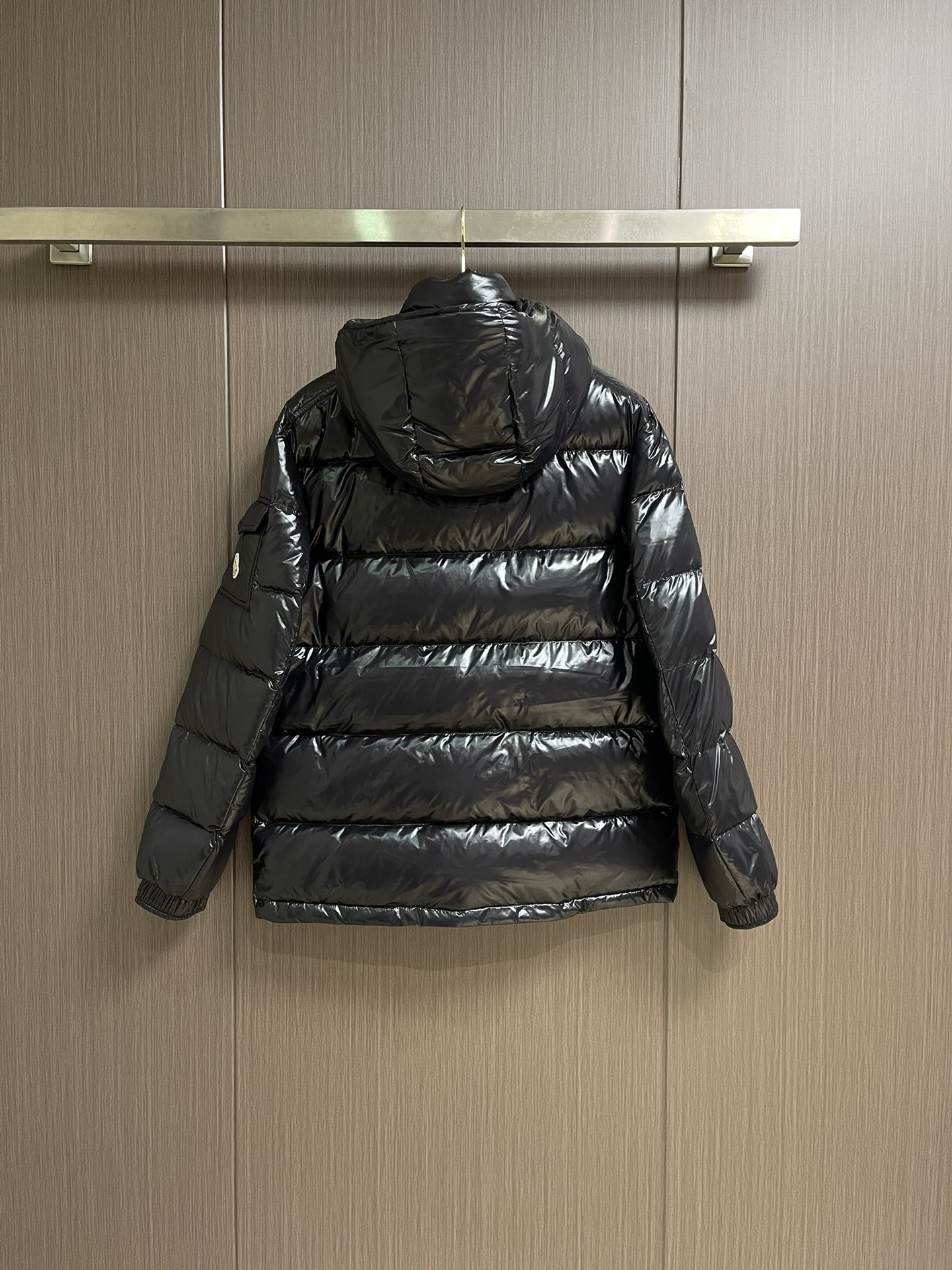 Moncler Maya 短款连帽羽绒服外套，Moncler Maya短款羽绒是Moncler经典单品，
