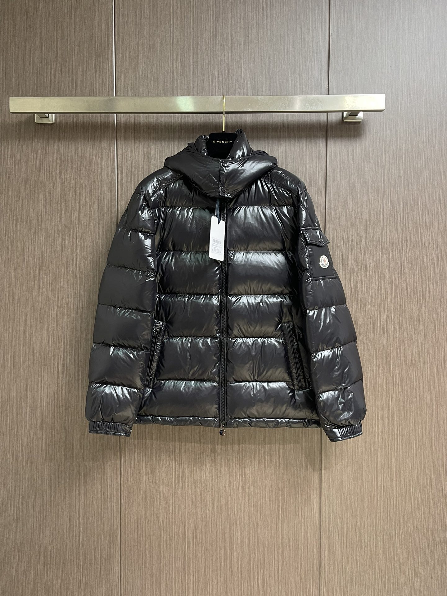 NO:547008,Moncler Maya short hooded down jacket, Moncler Maya short down is a classic Moncler product, with strong recognition of the style. Made of lacquered nylon and available in many colors, it is a casual commuter fashion item and a popular product. Moncler Maya men's down is made of shiny lacquered nylon and paired with iconic checkered quilting, which is a classic short design that spans seasons and fashion, with distinctive contours, removable hoods and adjustable hem. The cuffs are embellished with classic patch pockets, showing the brand's signature style. Size 1-2-3-4-5,, jackets & coats, down jacket, hats, alexander wang19860909Moncler Maya 短款连帽羽绒服外套,Moncler Maya短款羽绒是Moncler经典单品,造型款式具有强烈辨识度.采用漆面尼龙制成,有众多颜色可供选择,是休闲通勤时尚单品,人气臻品.Moncler Maya男士羽绒采用闪亮漆面尼龙制成,搭配标志性长方格绗缝,是Moncler风格典范.跨越季节与时尚的经典短款设计,具有个性鲜明的轮廓、可拆卸风帽和可调节下摆.袖口点缀经典贴袋,尽展牌标志性风范.尺码1-2-3-4-5,,jackets & coats,down jacket,hats,alexander wang,Men's clothing