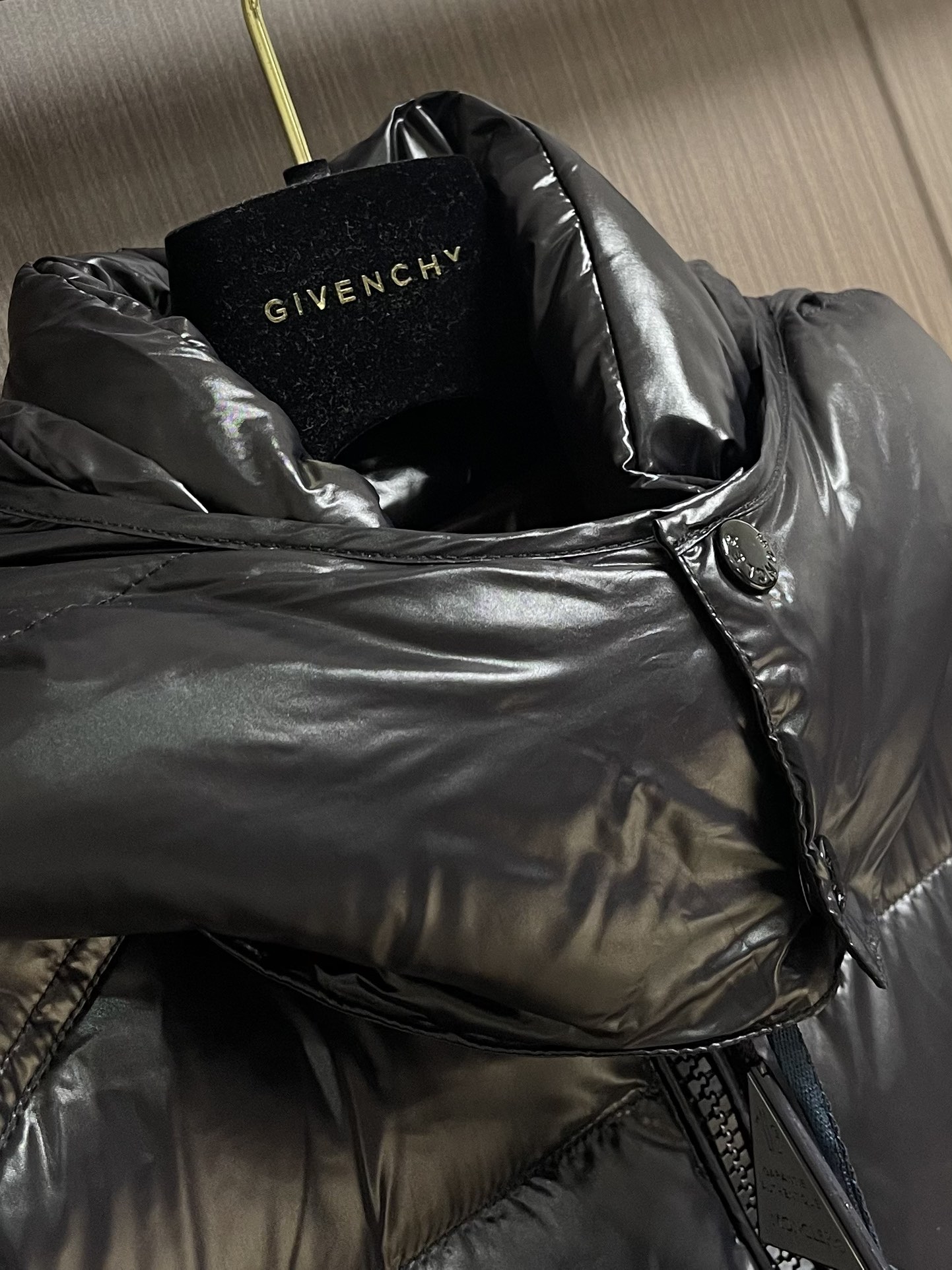 Moncler Maya 短款连帽羽绒服外套，Moncler Maya短款羽绒是Moncler经典单品，