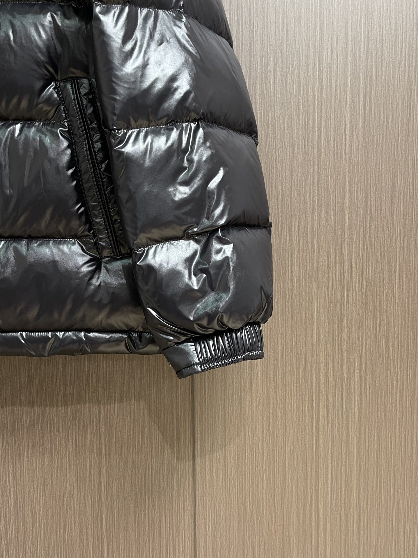 Moncler Maya 短款连帽羽绒服外套，Moncler Maya短款羽绒是Moncler经典单品，