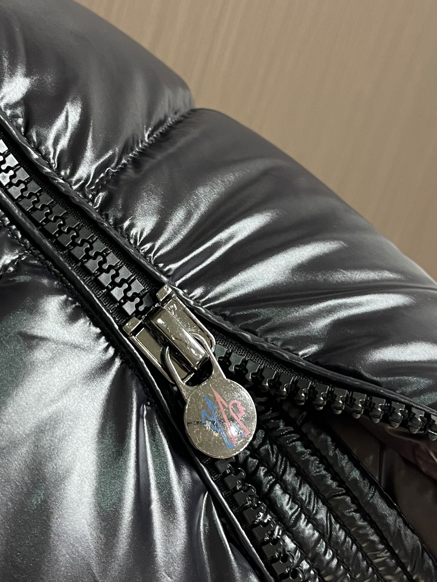 Moncler Maya 短款连帽羽绒服外套，Moncler Maya短款羽绒是Moncler经典单品，