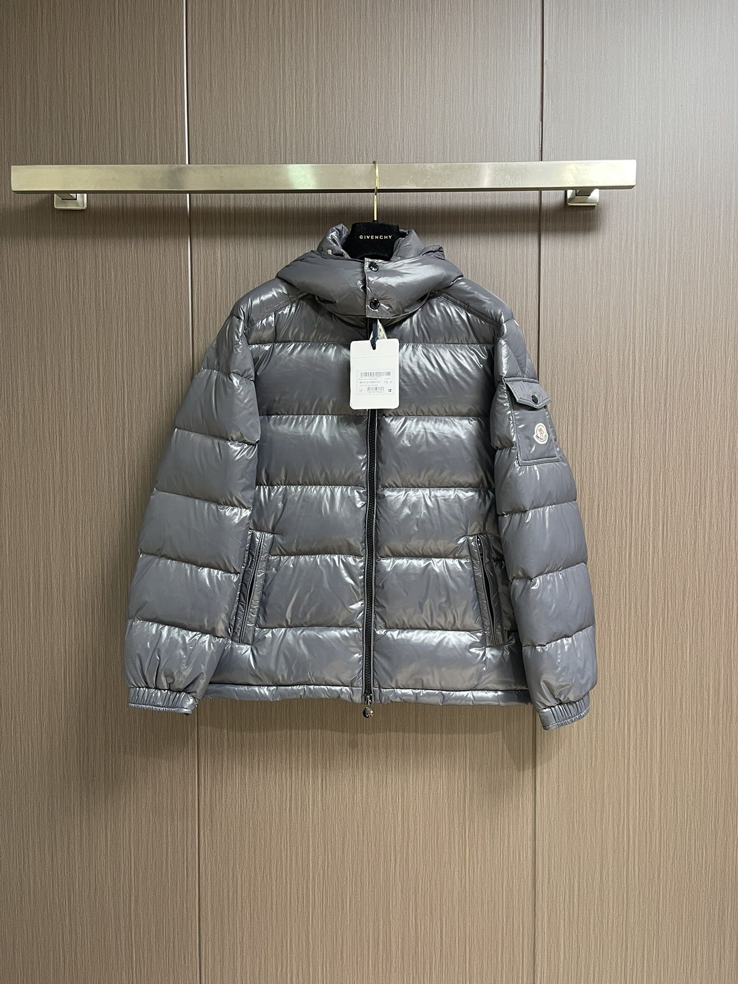 Moncler Maya 短款连帽羽绒服外套，Moncler Maya短款羽绒是Moncler经典单品，