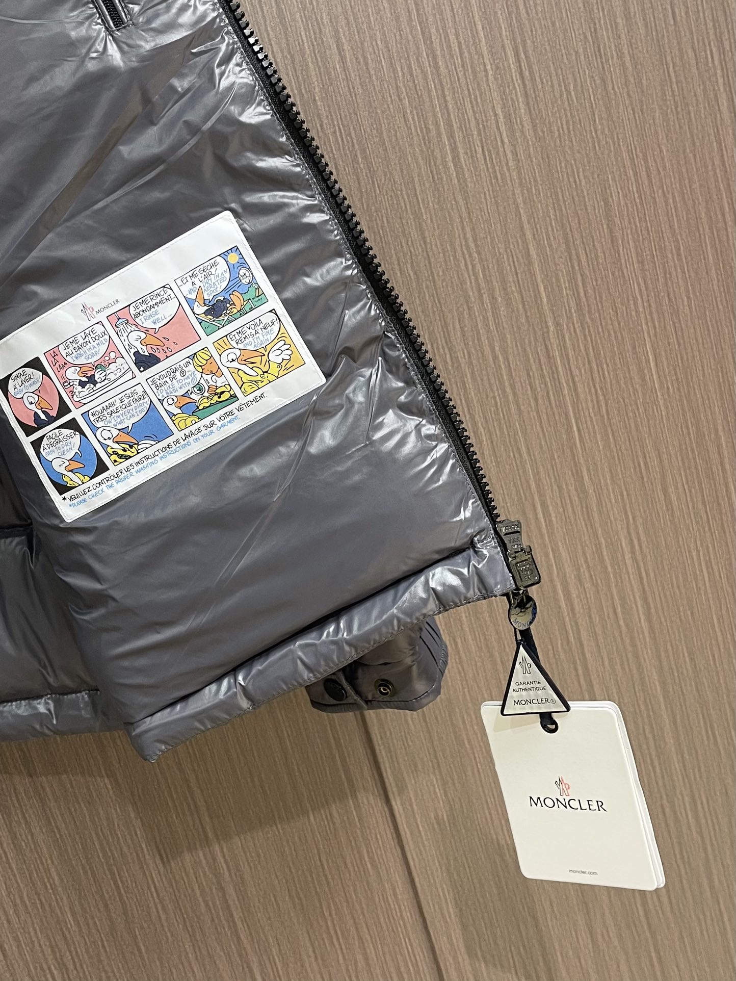 Moncler Maya 短款连帽羽绒服外套，Moncler Maya短款羽绒是Moncler经典单品，