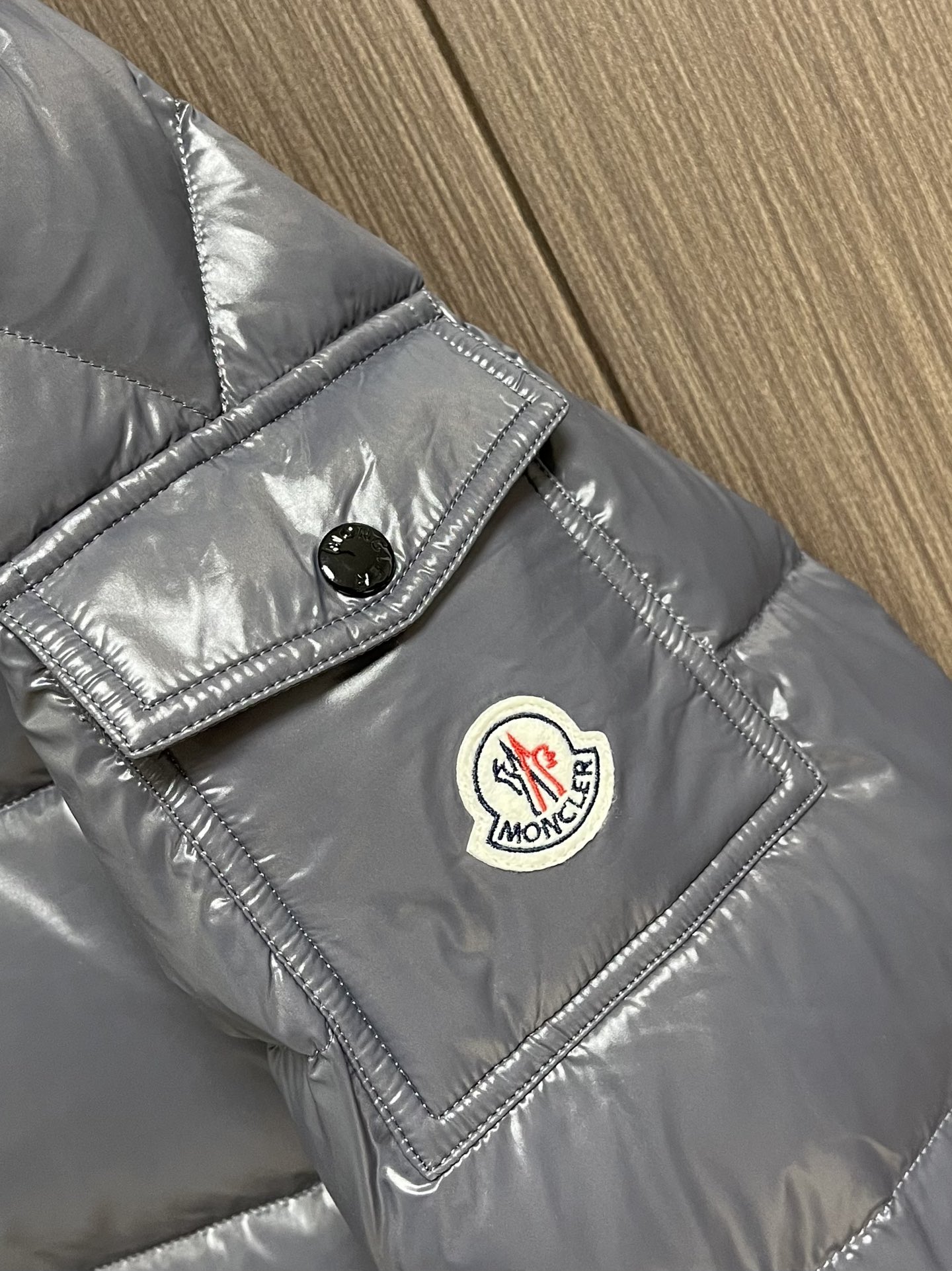 Moncler Maya 短款连帽羽绒服外套，Moncler Maya短款羽绒是Moncler经典单品，