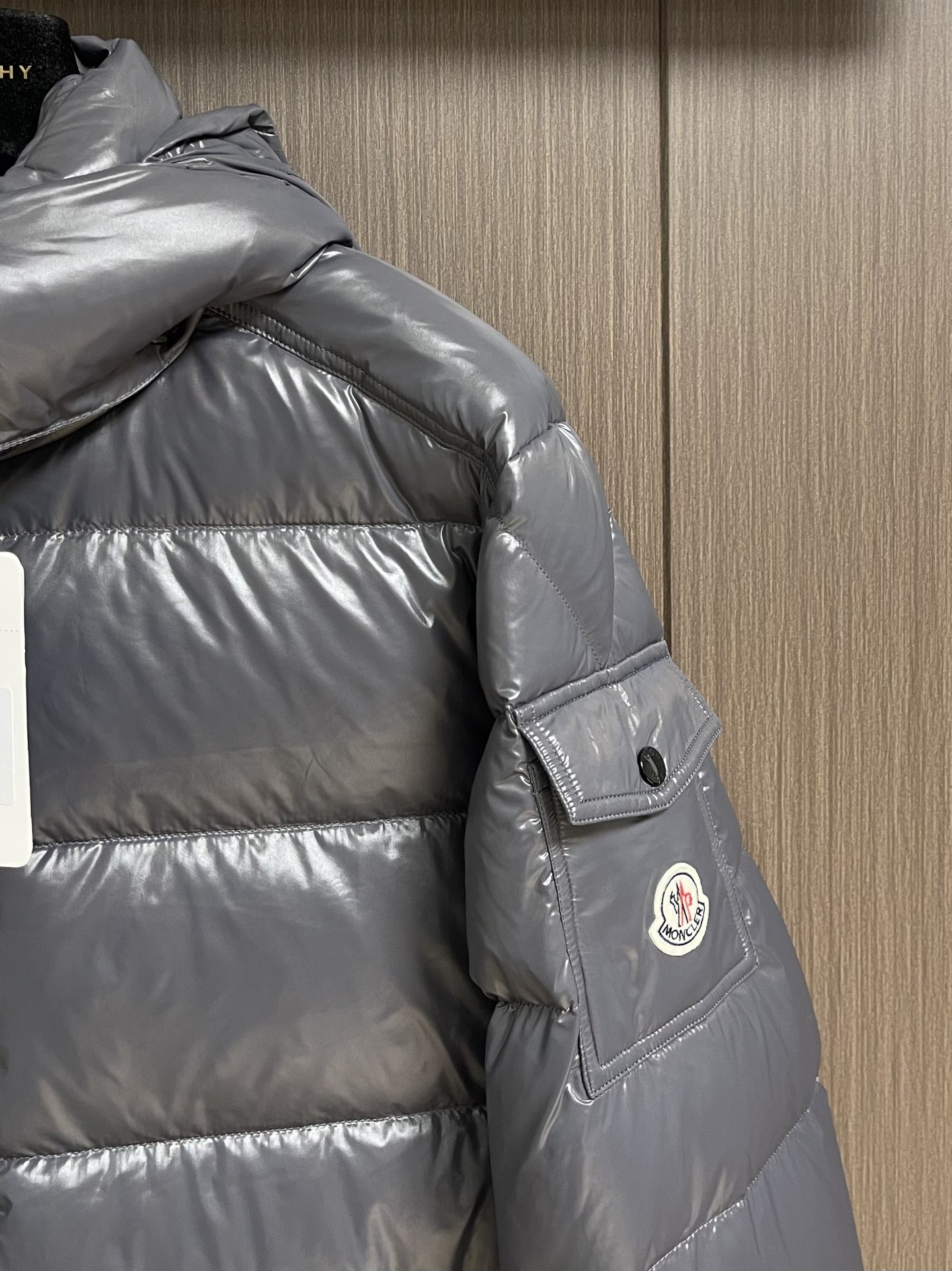 Moncler Maya 短款连帽羽绒服外套，Moncler Maya短款羽绒是Moncler经典单品，