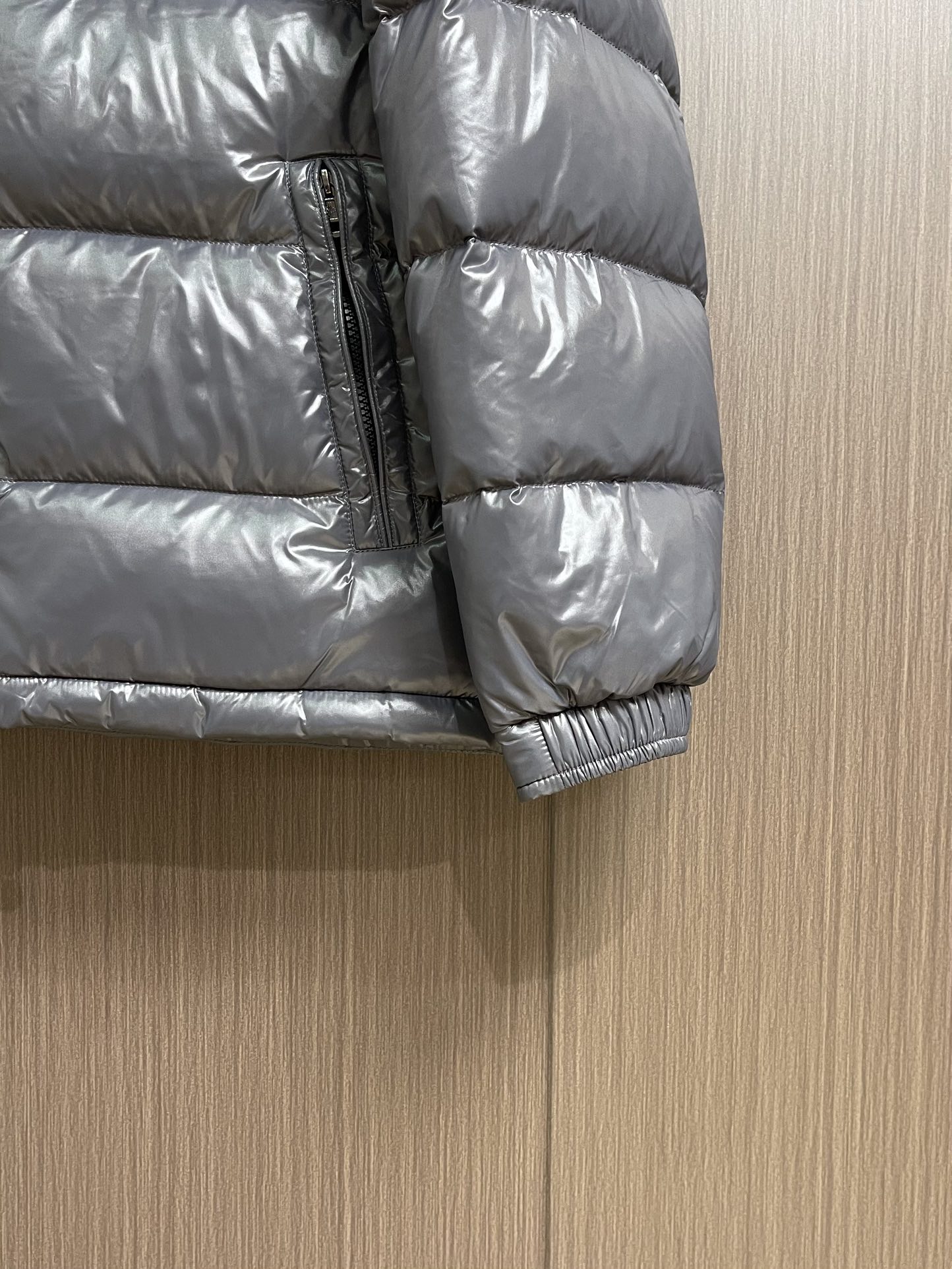 Moncler Maya 短款连帽羽绒服外套，Moncler Maya短款羽绒是Moncler经典单品，