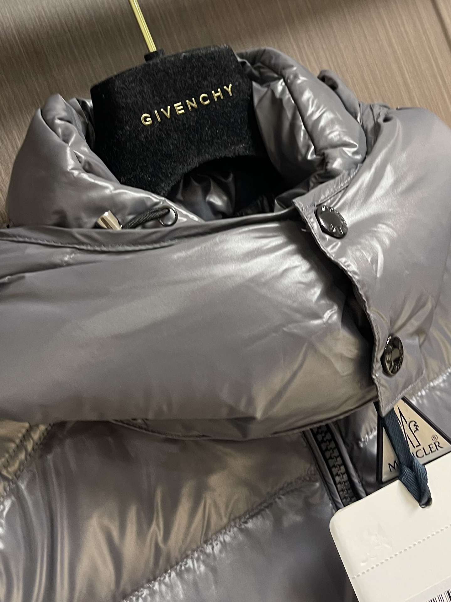 Moncler Maya 短款连帽羽绒服外套，Moncler Maya短款羽绒是Moncler经典单品，