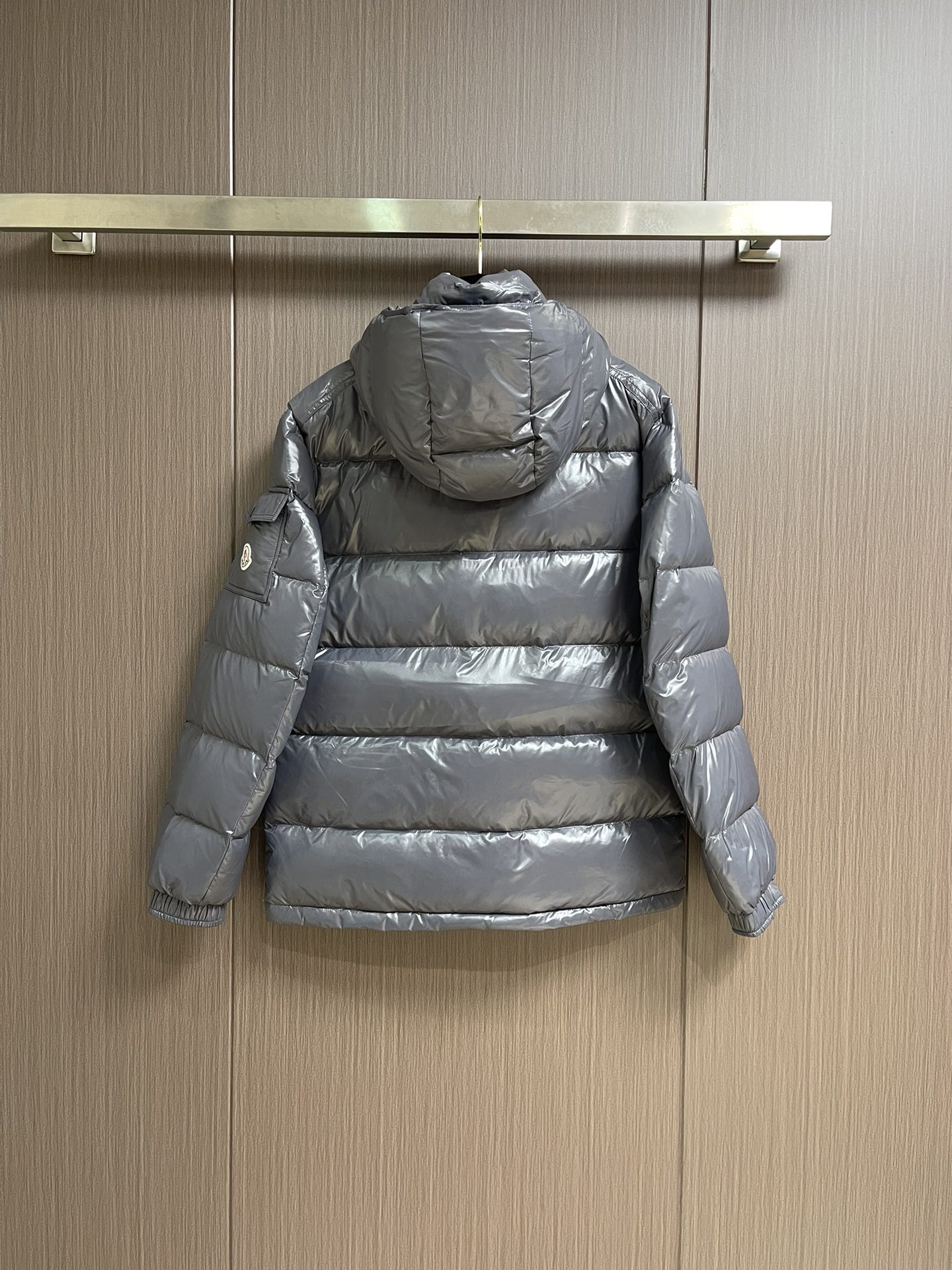 Moncler Maya 短款连帽羽绒服外套，Moncler Maya短款羽绒是Moncler经典单品，