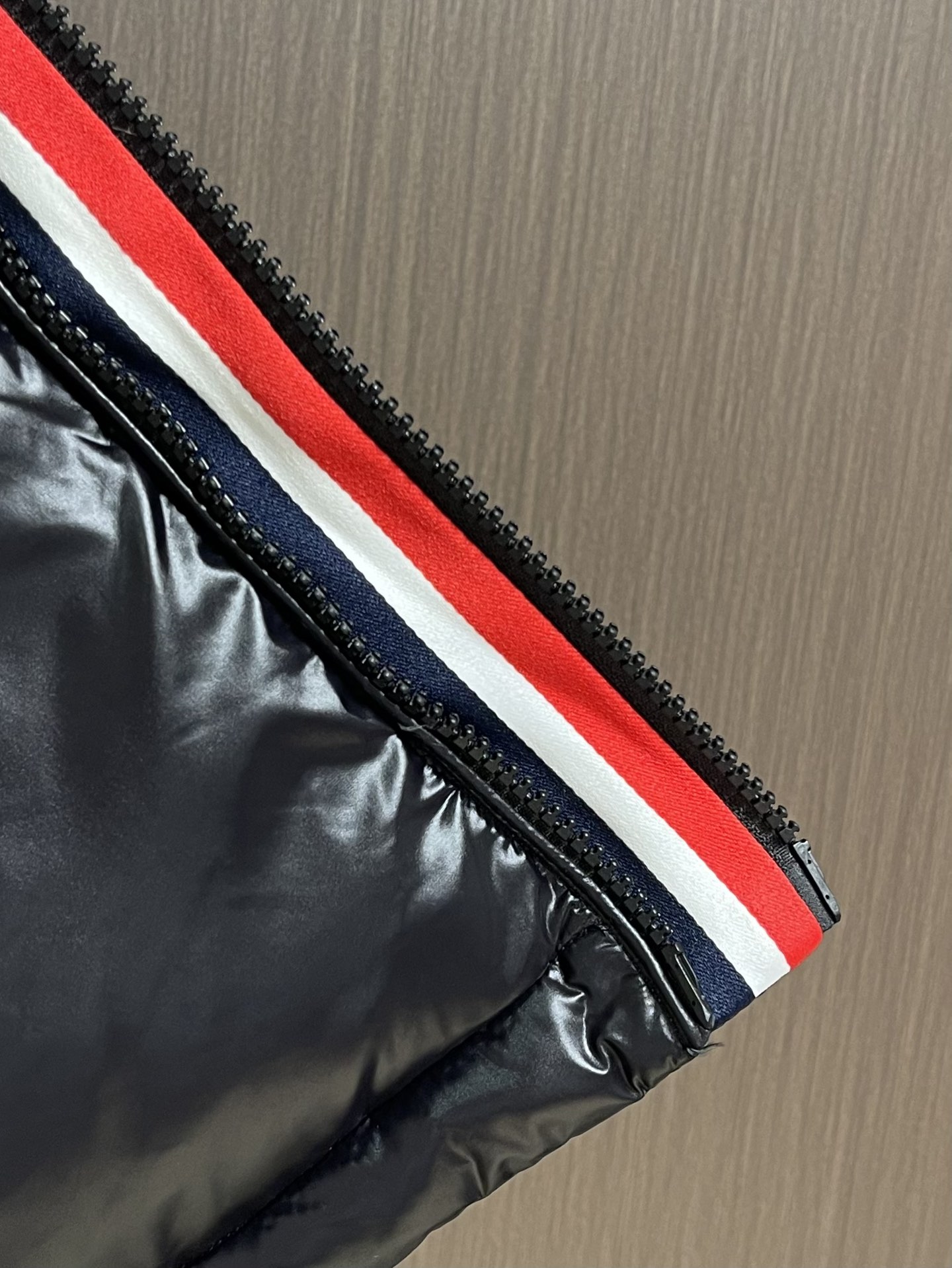 Moncler Montbeliard 连帽羽绒外套，国标98纯白鸭绒朵，100％市面最高品质，15D尼