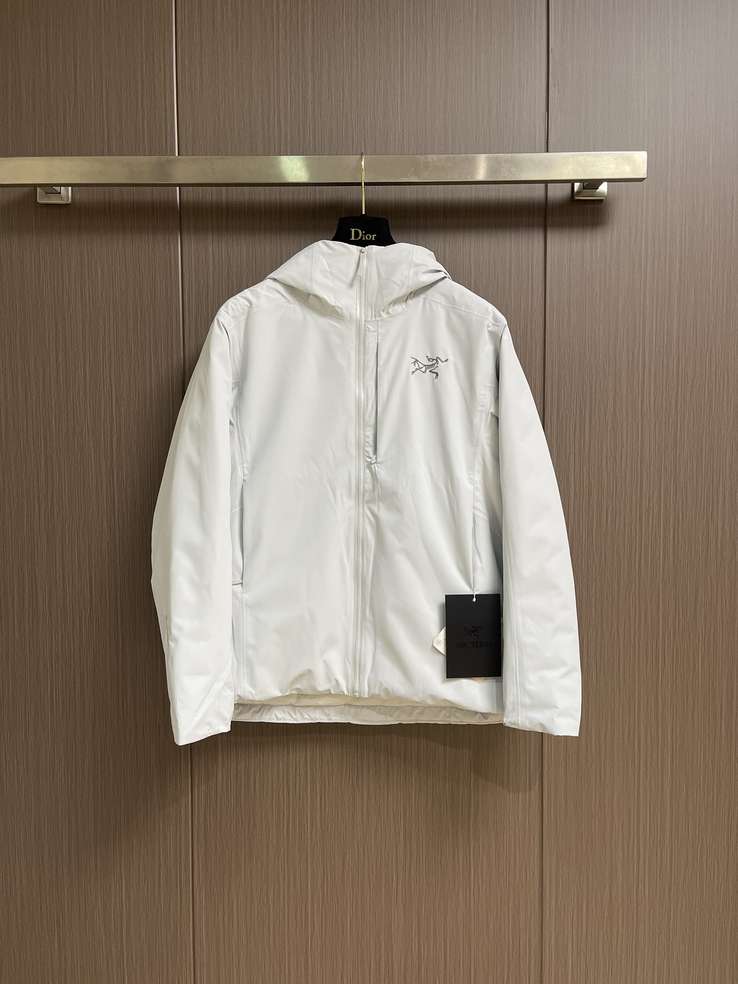 NO:539648,arcteryx 2025SS new Solano Down Hoody Hoody Hoody Hoody Hoody Hoody Hoody Hoody Hoody Hoody Hoody Hoody Jacket, filled with 750 fluffy duck down, also provides good comfort and breathability when the cold is raging. GORE-TEX fabric can shield the invasion of wind, rain and snow. Low temperature, cold wind and mild snowfall. Hoody locks are warm and wind-proof, allowing you to enjoy a whole day of outdoor life. The sleeves are made of PFAS-free GORE-TEX fabric to withstand wind and rain. The lower back and underarms are lightweight elastic soft shells, which are more ventilated and breathable. 750 fluffy white duck down protects the warmth of the core. The chest and precision logo embroidery are from Tajima machines imported from Japan. The workmanship is very exquisite. The inner is full of velvet, and the surface is needle-free. No water leakage is not leaking.  Customized for customer supply, with a large pocket on the right inside to store, and a zipper pocket on the left. Adjustable buckle ropes on the hem and hood, windproof and warm, freely adjusting comfort, nylon fabric, underarm splicing knitted fabric, windproof, waterproof performance has been completely improved, allowing the outside to be cold and low temperature, invading the inside, transcending the previous waterproof effect, rain and snow attached to the surface for a long time, there will be no problem of penetration into the interior, functional multi-pocket design, more convenient for travel and carrying items, all the pockets of the whole body are zippered, fully customized Ykk, pressing glue, edge-proof, durable and not excessive force, tearing, high-end embroidered bone bird LOGO on the chest, precision needle movement, smooth and clear lines, no jump needles, confusion and other defects, eye-catching and classy, ​​symbolizing the image of the top outdoor brand, there is a hidden pocket decoration on the left chest  Saving valuables is more worry-free. Size XS-XXL,,jackets & coats,jackets & coats,hats,alexander wang19860909arcteryx 2025SS新款索拉诺 Solano Down Hoody 连帽保暖软壳冲锋衣夹克外套,采用750蓬松度鸭绒填充,在严寒肆虐之时也可提供良好的舒适性,透气,GORE-TEX 面料可遮蔽风、雨、雪的侵袭.低温、寒风、轻度降雪.连帽衣锁温保暖、防风防雨,让你享受一整天的户外生活.袖子采用不含PFAS的GORE-TEX面料,可以抵御风雨.下背部和腋下采用轻量的弹力软壳,更加通风透气.750蓬松度白鸭绒守护核心温暖.胸前和精密logo刺绣来自日本进口田岛机器,做工非常精致 内里充绒饱满,表层走针 丝毫不渗水 不漏水 客供定制专属,内侧右边有一个大口袋可收纳,左边有一个拉链口袋.下摆、兜帽多处可调节扣绳,防风保暖,自由调整舒适度,锦纶面料,腋下拼接针织面料,防风 防水性能得到全新的提升 让外部寒风低温 入侵不到内部丝毫 超脱以往的防水效果 雨雪长时间附于表层,也不会有任何往内部渗透问题功能性多口袋设计 出行携带物品更加方便 全身口袋都采用拉链闭合方式 全定制Ykk 压胶走边 耐用且不会有用力过度 出现撕裂现象,工艺胸前高端刺绣化骨鸟LOGO 走针精密 线条流畅清晰 没有跳针 错乱等瑕疵 醒目有档次 象征顶级户外品牌形象 左侧胸前有一个隐藏式口袋装饰 存放贵重物品更加省心.尺码XS-XXL,,jackets & coats,jackets & coats,hats,alexander wang,Men's clothing