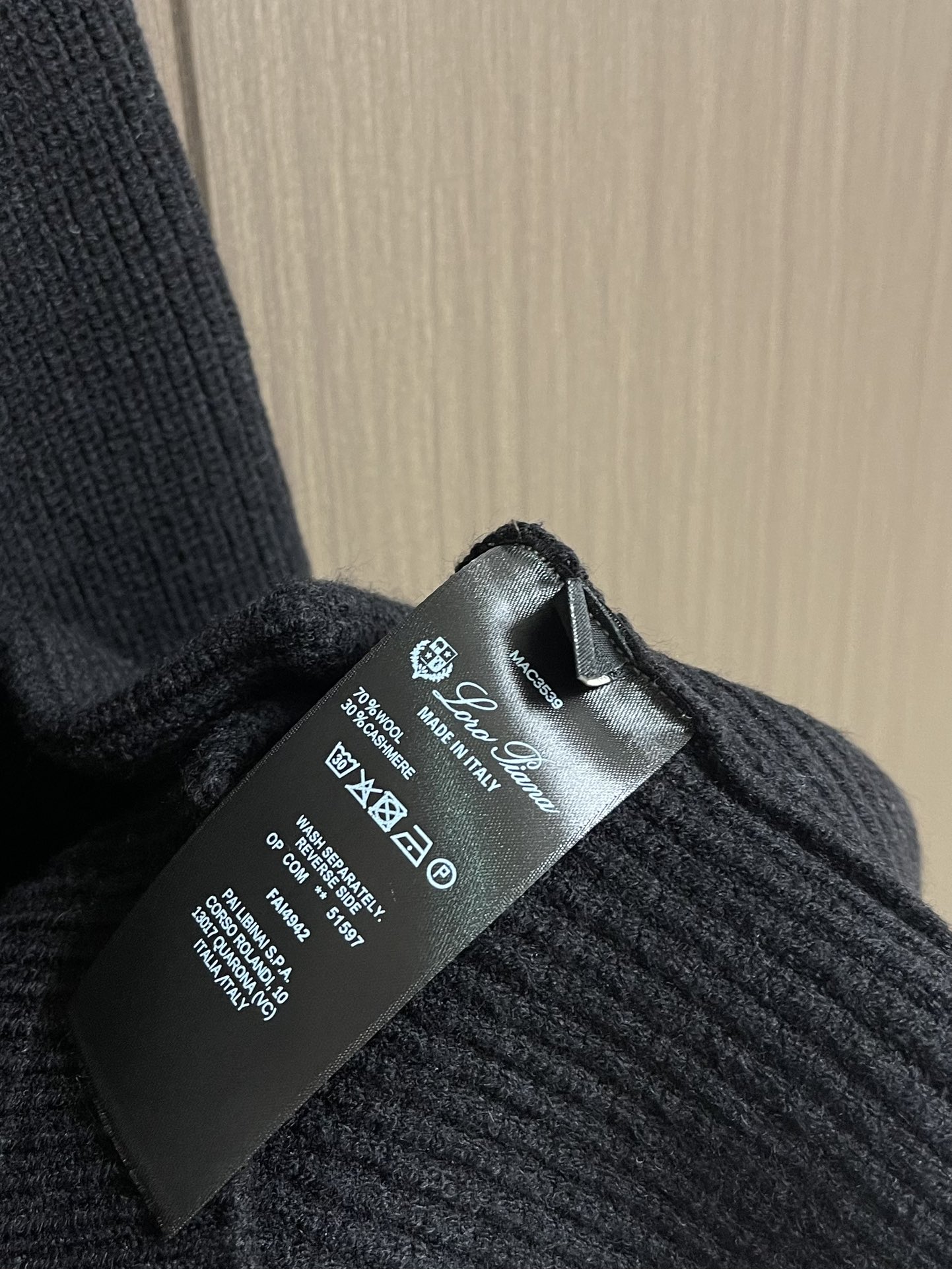 lP🆕 Loro Piano2025SS秋冬新款针织V领开衫毛衣 经典设计感与颜值爆棚，品质更是无法挑剔