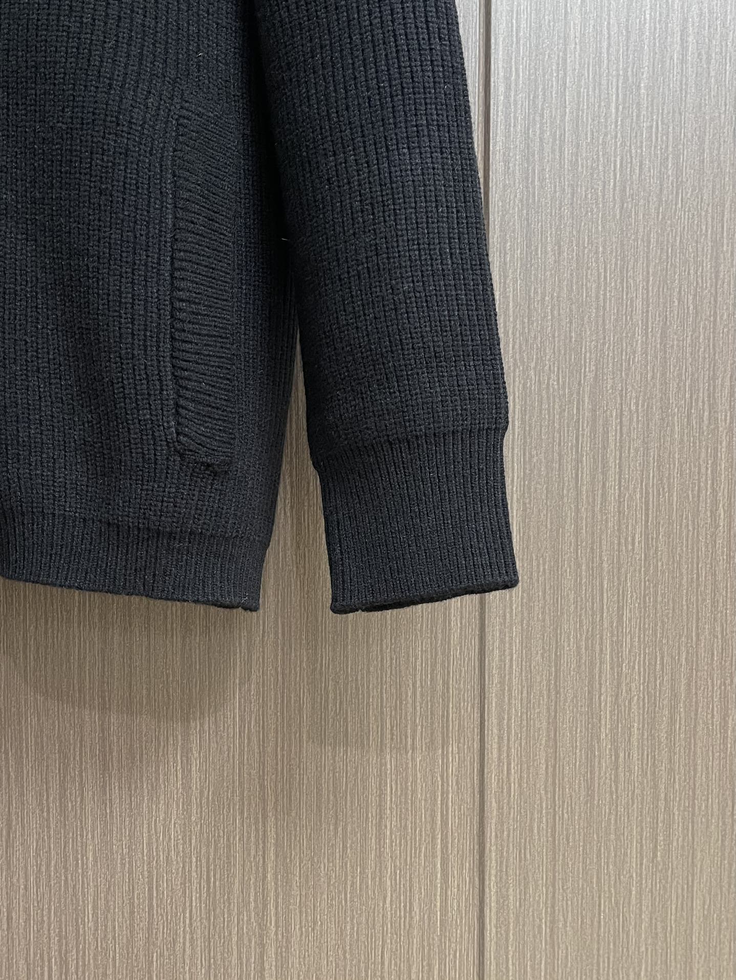 lP🆕 Loro Piano2025SS秋冬新款针织V领开衫毛衣 经典设计感与颜值爆棚，品质更是无法挑剔