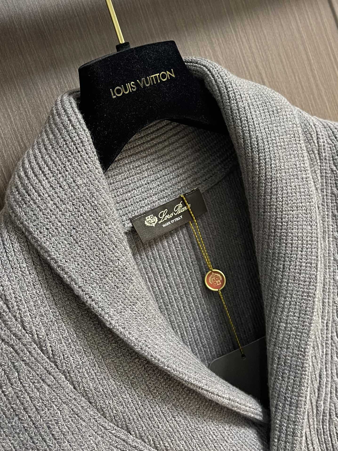 lP🆕 Loro Piano2025SS秋冬新款针织V领开衫毛衣 经典设计感与颜值爆棚，品质更是无法挑剔