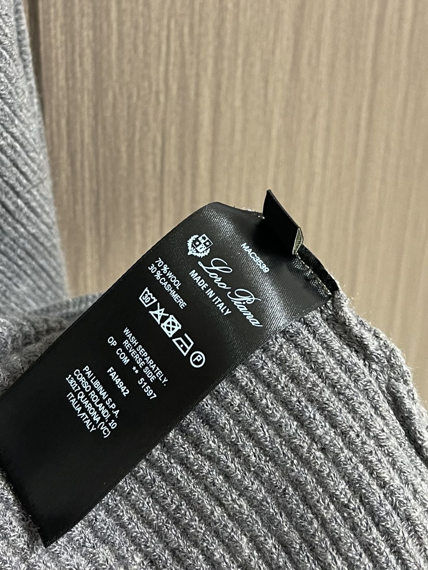 lP🆕 Loro Piano2025SS秋冬新款针织V领开衫毛衣 经典设计感与颜值爆棚，品质更是无法挑剔