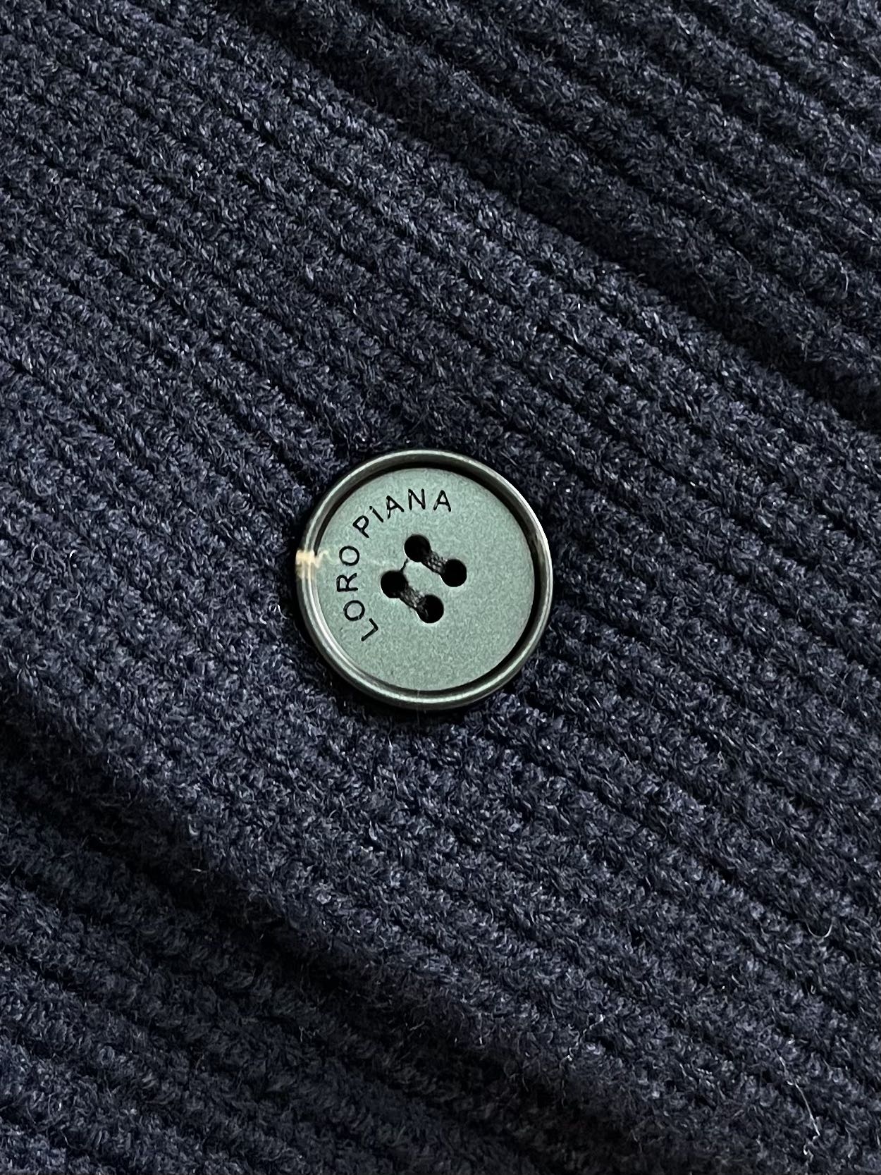 lP🆕 Loro Piano2025SS秋冬新款针织V领开衫毛衣 经典设计感与颜值爆棚，品质更是无法挑剔