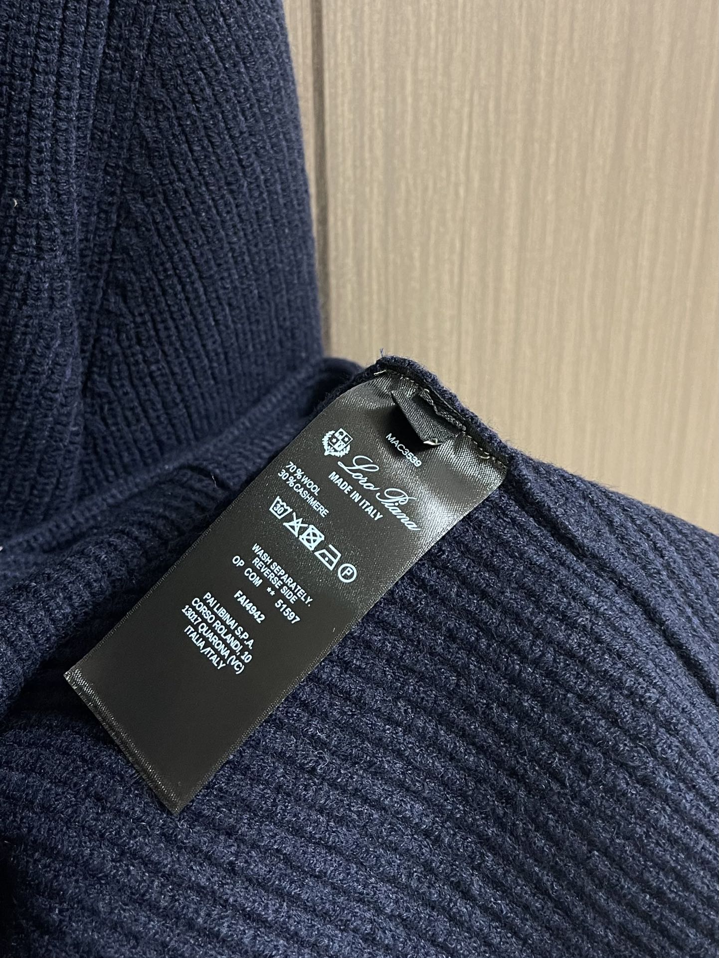 lP🆕 Loro Piano2025SS秋冬新款针织V领开衫毛衣 经典设计感与颜值爆棚，品质更是无法挑剔