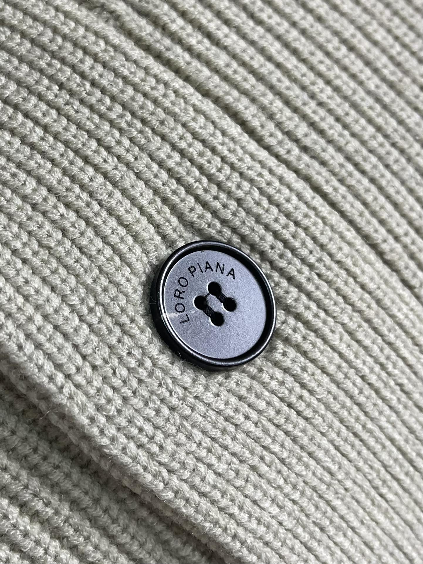lP🆕 Loro Piano2025SS秋冬新款针织V领开衫毛衣 经典设计感与颜值爆棚，品质更是无法挑剔