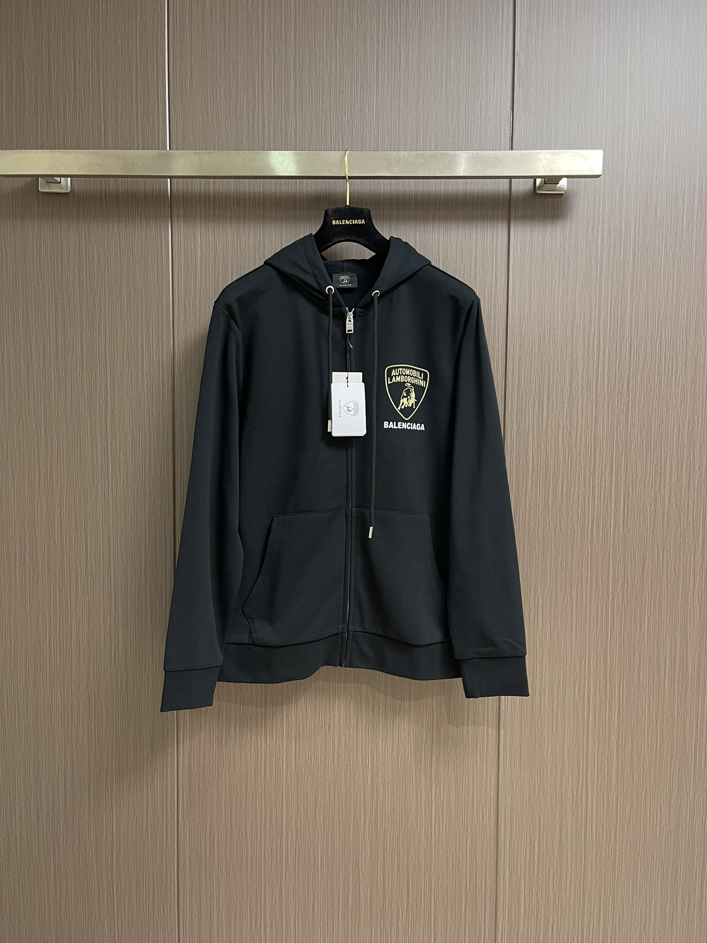 Balenciaga 兰博基尼联名logo标识印花拉链连帽卫衣，配置了高支数翻绒面料面料，卫衣面料高达4