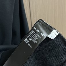Balenciaga 兰博基尼联名logo标识印花拉链连帽卫衣,配置了高支数翻绒面料面料,卫衣面料高达4 Balenciaga 兰博基尼联名logo标识印花拉链连帽卫衣,配置了高支数翻绒面料面料,卫衣面料高达4
